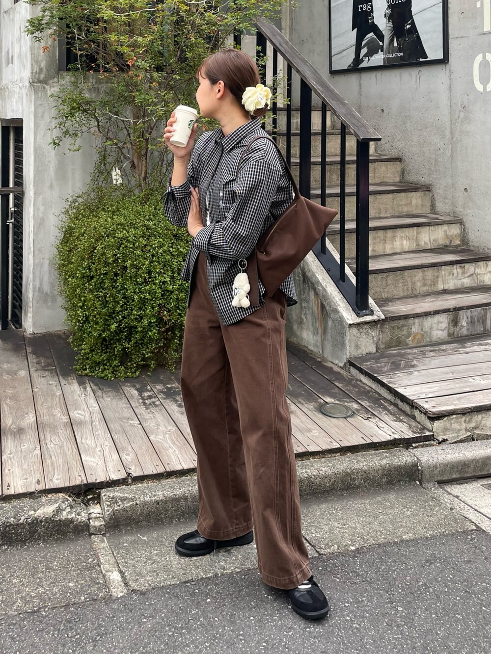 ブラック系のシャツ/ブラウス、ブラウン系のショルダーバッグを着用したレディースの秋コーディネートの7枚目の写真