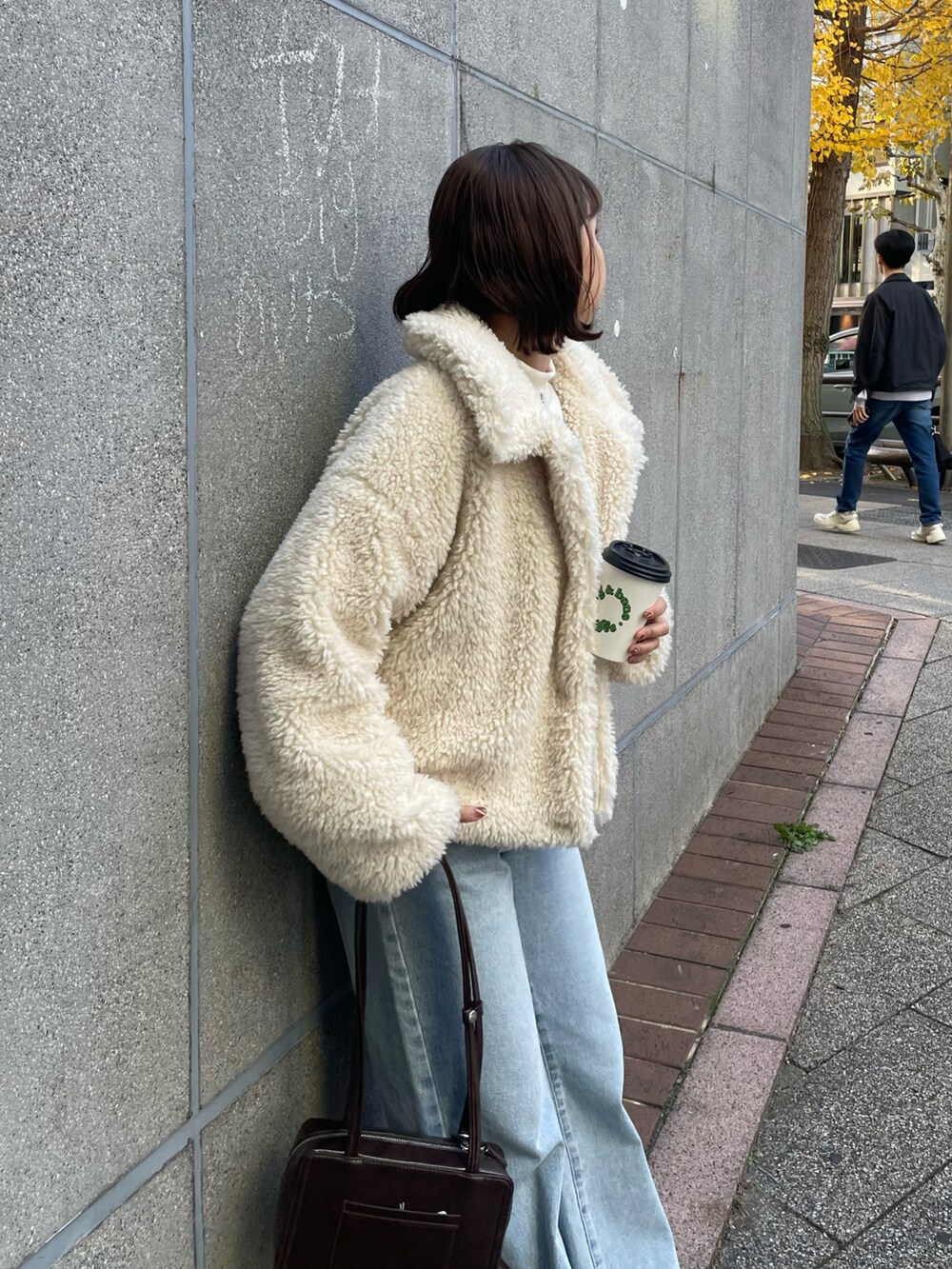 「冬コーデ、ホワイトコーデ、クリスマスに着たい服、マイベストコーデ2024、あったかコーデ、休日スタイル、スニーカーコーデ、ファーコート、ファー、デニム、デニムパンツ、カジュアル、カジュアルコーデ、アウター、アウターコーデ」｜「fredy emueのカットオフセミフレアデニムパンツ（デニムパンツ、ブルー系）」を使った、kurikiさん（レディース・160cm）の冬コーディネートの3枚目の写真