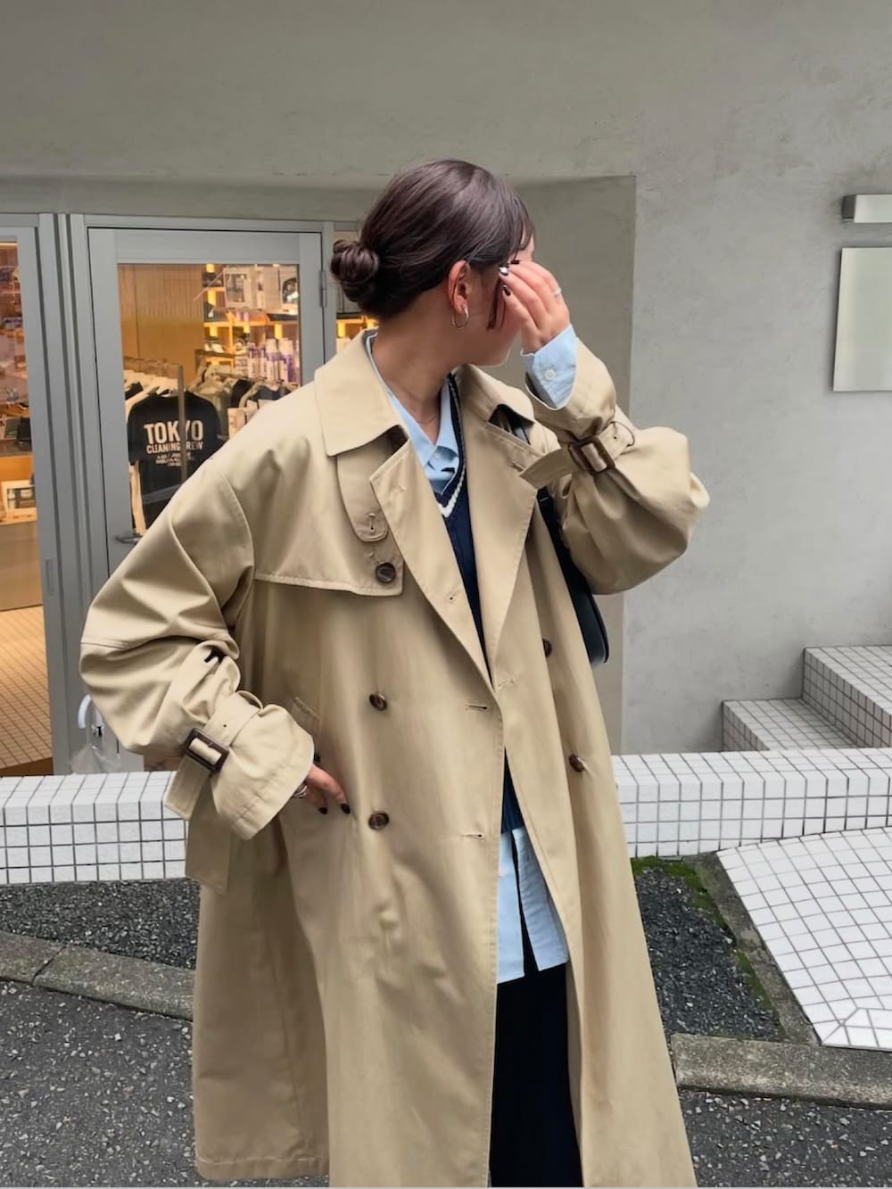 「トレンチコート、秋、秋コーデ、秋冬コーデ、秋服準備はじめました、秋服、秋先取りコーデ、コート、コートスタイル、韓国、韓国ファッション、韓国コーデ、シンプルコーデ、シンプルスタイル、シンプル」｜「fredy emueの【発売のたびに即完売する大人気アイテム】袖ボリュームトレンチコート（トレンチコート、ベージュ系）」を使った、kurikiさん（レディース・160cm）の夏コーディネートの3枚目の写真