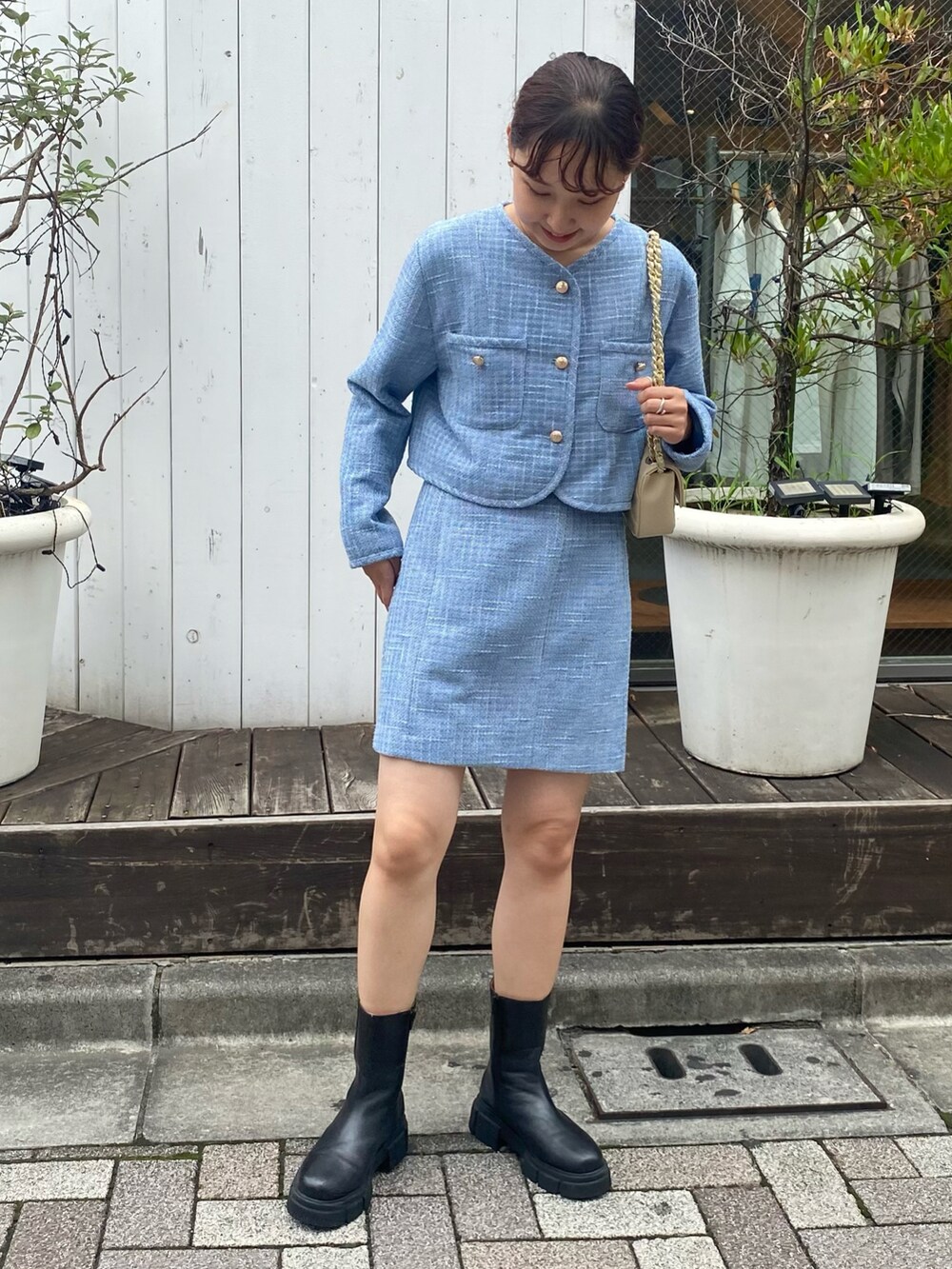 「ジャケットスタイル、ジャケット、ツイードジャケット、セットアップ、ミニスカート、韓国ファッション、ブーツ、ショルダーバッグ、ショート丈トップス、大人カジュアル、骨格ウェーブ、ワントーンコーデ、秋服準備はじめました」｜「onulsohaのツィードショートジャケット（ノーカラージャケット、ブルー系）」を使った、kurikiさん（レディース・160cm）の秋コーディネートの3枚目の写真