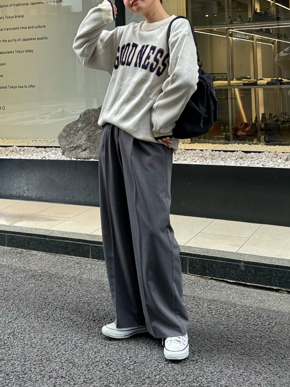 グレー系のその他パンツ、ホワイト系のニット/セーター、ブラック系のショルダーバッグを着用したレディースの冬コーディネートの5枚目の写真