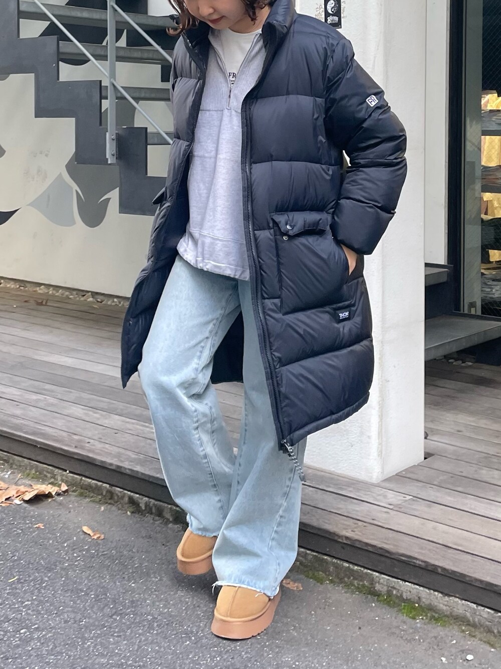 「休日スタイル、楽チンコーデ、冬服コーデ、大人女子、パンツスタイル、冬、今日のコーデ、着回しコーデ、デニム、ムートンブーツ、アウターコーデ、ニットコーデ、カジュアル、カジュアルコーデ、ダウン」｜「fredy emueのカットオフセミフレアデニムパンツ（デニムパンツ、ブルー系）」を使った、kurikiさん（レディース・160cm）の冬コーディネートの4枚目の写真