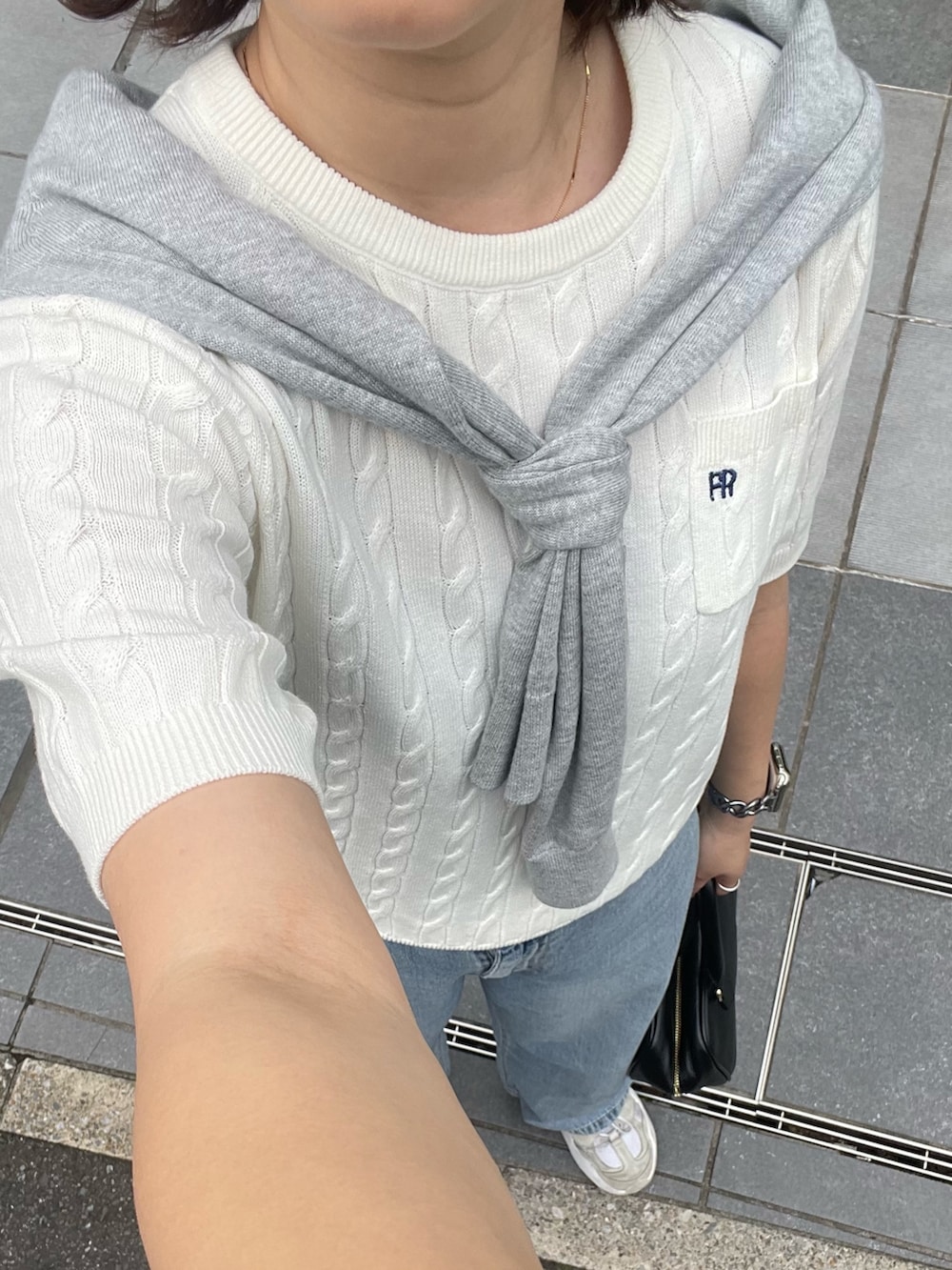 「春めき満開コーデ、春色、韓国ファッション、休日スタイル、デートコーデ、スニーカー、お出かけコーデ、大人カジュアル、大人ファッション、着回しコーデ、パンツスタイル、春カラー、春、ケーブルニット、夏コーデ」｜「fredy emueのFR刺繍ケーブル柄ポケ付きプルオーバー（ニット/セーター、ホワイト系）」を使った、kurikiさん（レディース・160cm）の春コーディネートの3枚目の写真