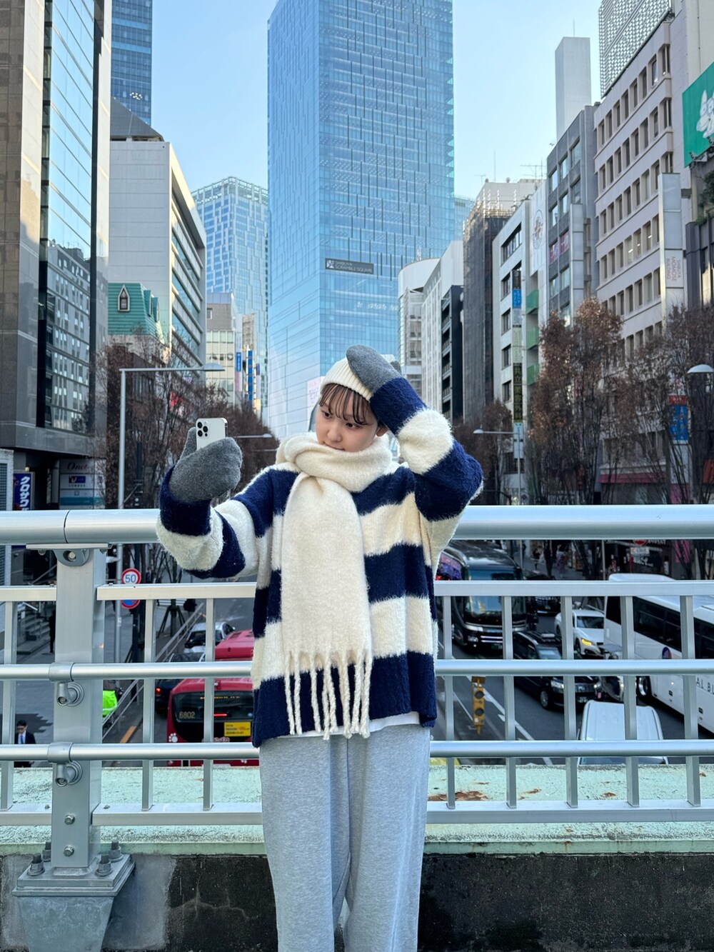 グレー系のスウェットパンツ、ホワイト系のマフラーを着用したレディースの冬コーディネートの7枚目の写真