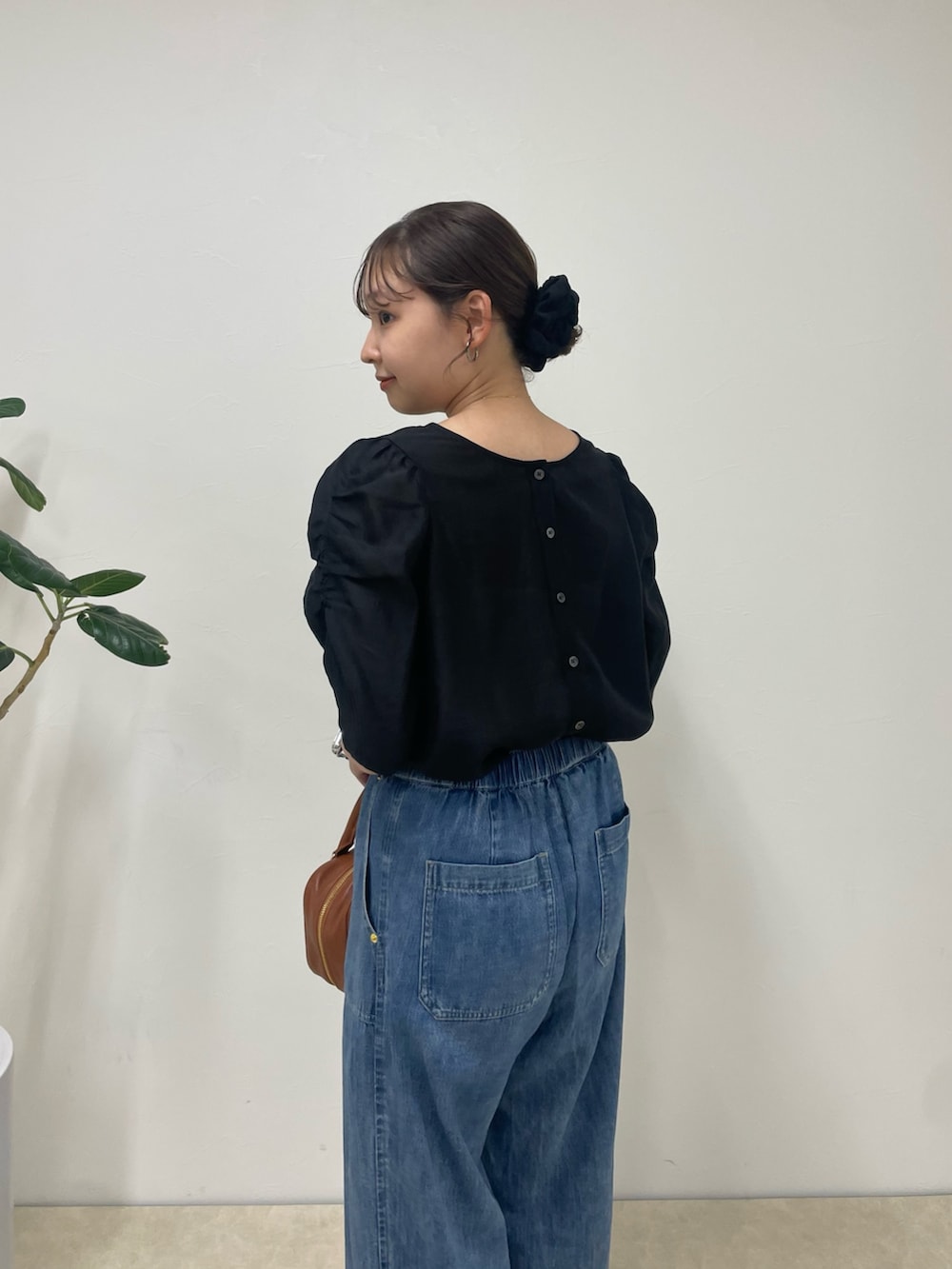 「デニム、休日スタイル、シンプルコーデ、きれいめカジュアル、夏コーデ、シアートップス、ブラックコーデ、夏、シンプルスタイル、キレイめ、オトナカワイイ、デニムコーデ、着回しコーデ、大人可愛い」｜「fredy emueの2WAYシアー袖ボリュームブラウス（シャツ/ブラウス、ブラック系）」を使った、kurikiさん（レディース・160cm）の夏コーディネートの2枚目の写真