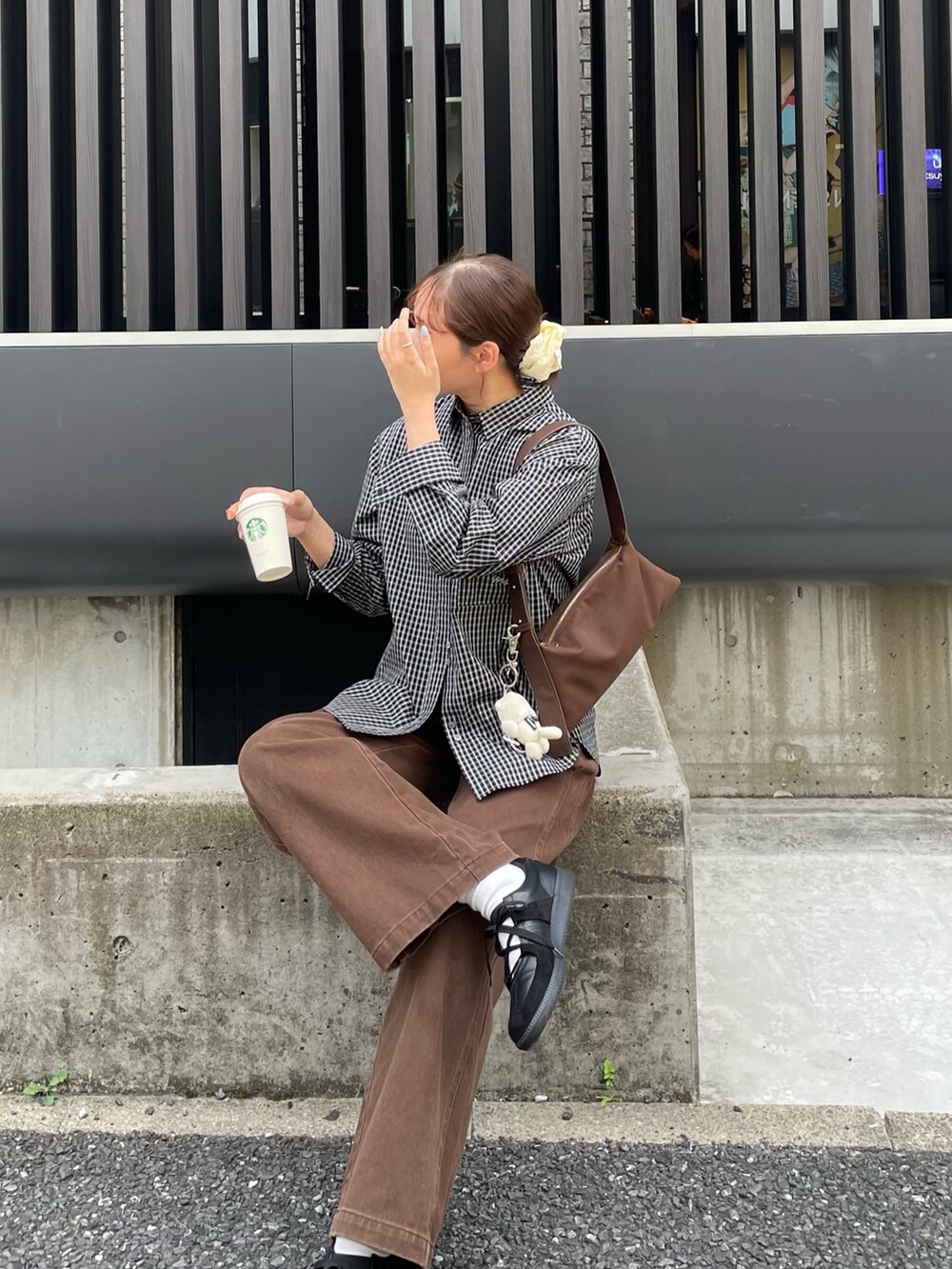 ブラック系のシャツ/ブラウス、ブラウン系のショルダーバッグを着用したレディースの秋コーディネートの8枚目の写真