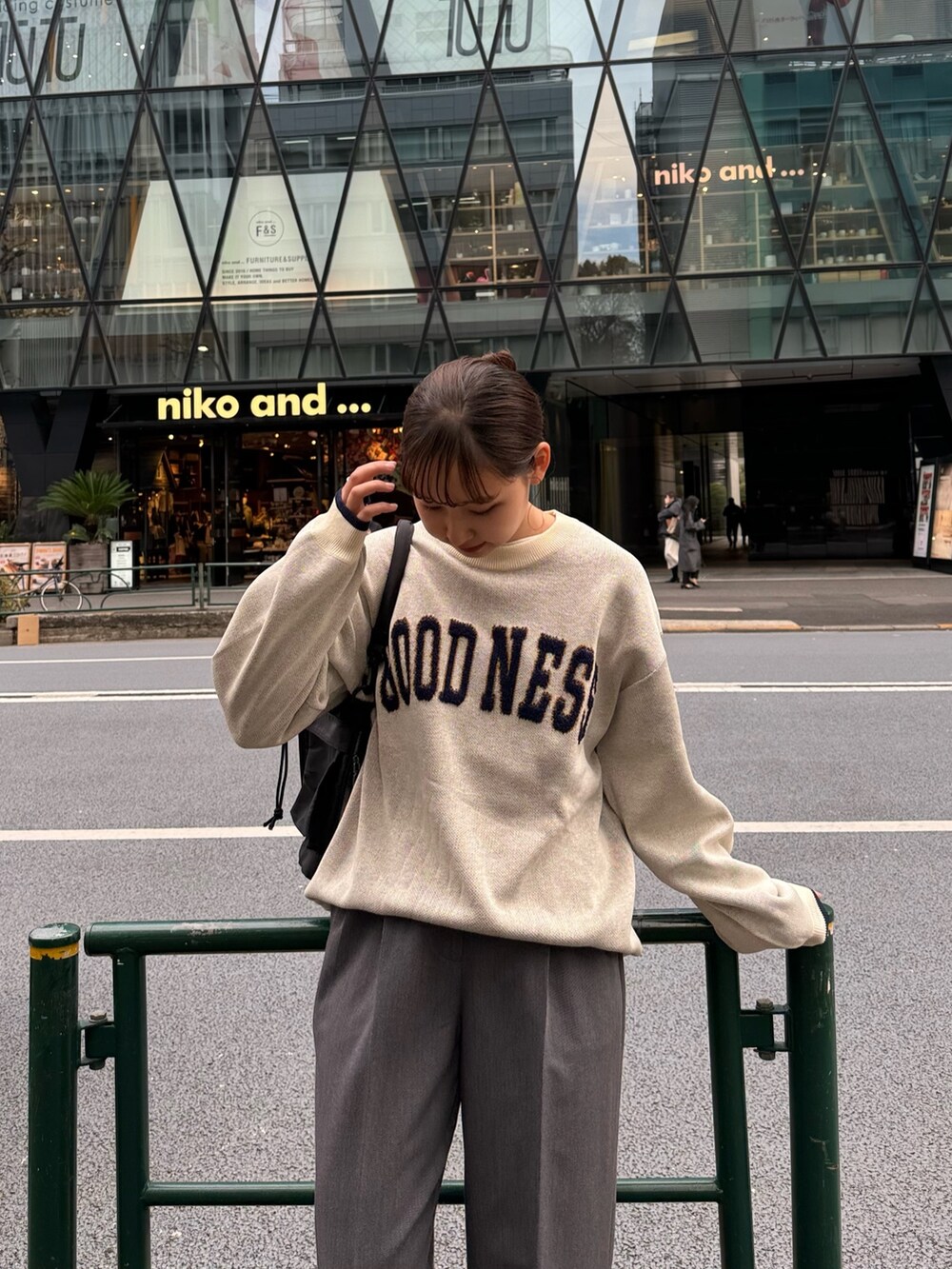 グレー系のその他パンツ、ホワイト系のニット/セーター、ブラック系のショルダーバッグを着用したレディースの冬コーディネートの6枚目の写真