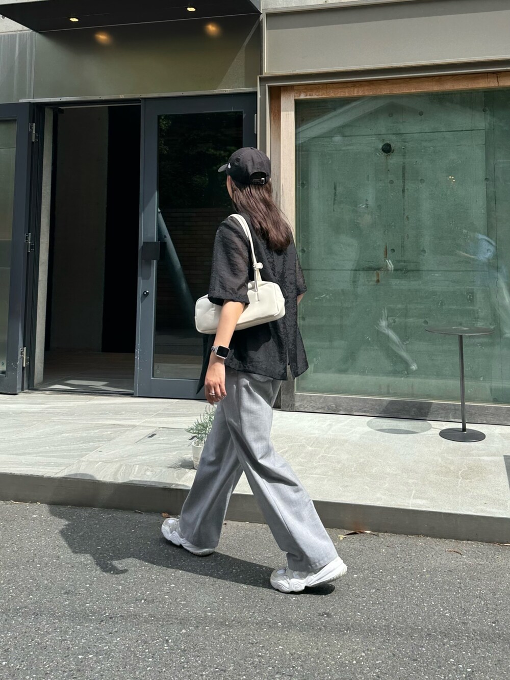 「モノトーン、韓国ファッション、シアートップス、雨の日コーデ、キャップ、スラックス、スラックスパンツ、ジャケット、ジャケットスタイル、韓国コーデ、スニーカー、夏服、休日スタイル、オトナカジュアル、カジュアル」｜「fredy emueの【WEB限定カラーあり】ロングハンドルボストンバッグ（ボストンバッグ、ホワイト系）」を使った、kurikiさん（レディース・160cm）の春コーディネートの3枚目の写真