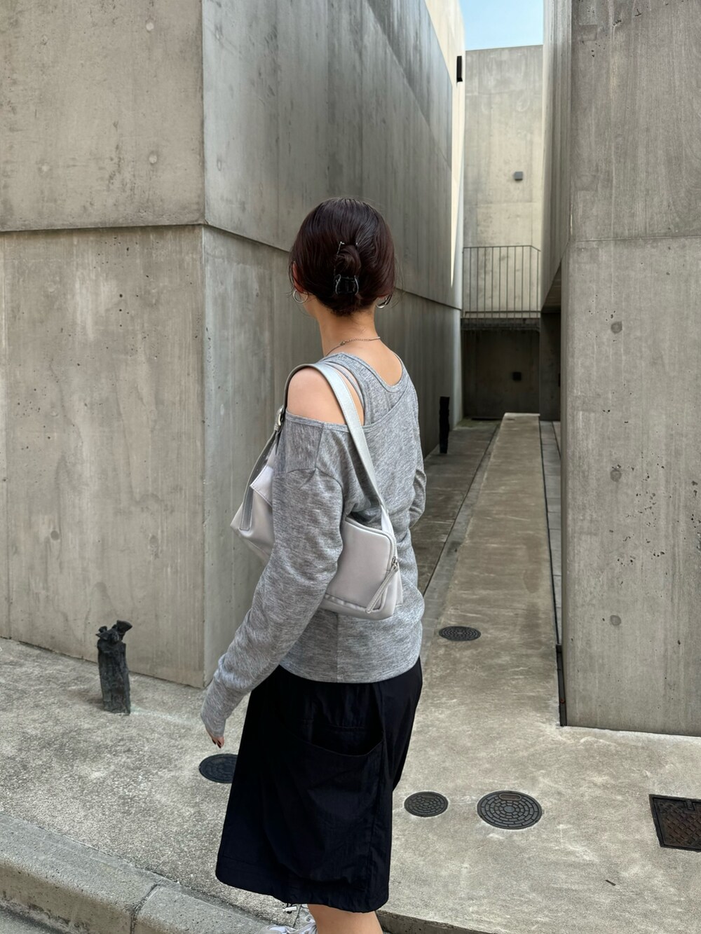 「秋服準備はじめました、お出かけコーデ、レイヤードスタイル、スポーツミックス、休日スタイル、スニーカー、ハーフパンツ、韓国ファッション、モノトーン、モノトーンコーデ、秋コーデ、ショルダーバッグ、サングラス、秋服、シンプルコーデ」｜「fredy emueの2ポケットワンハンドルバッグ（ハンドバッグ、シルバー系）」を使った、kurikiさん（レディース・160cm）の夏コーディネートの2枚目の写真
