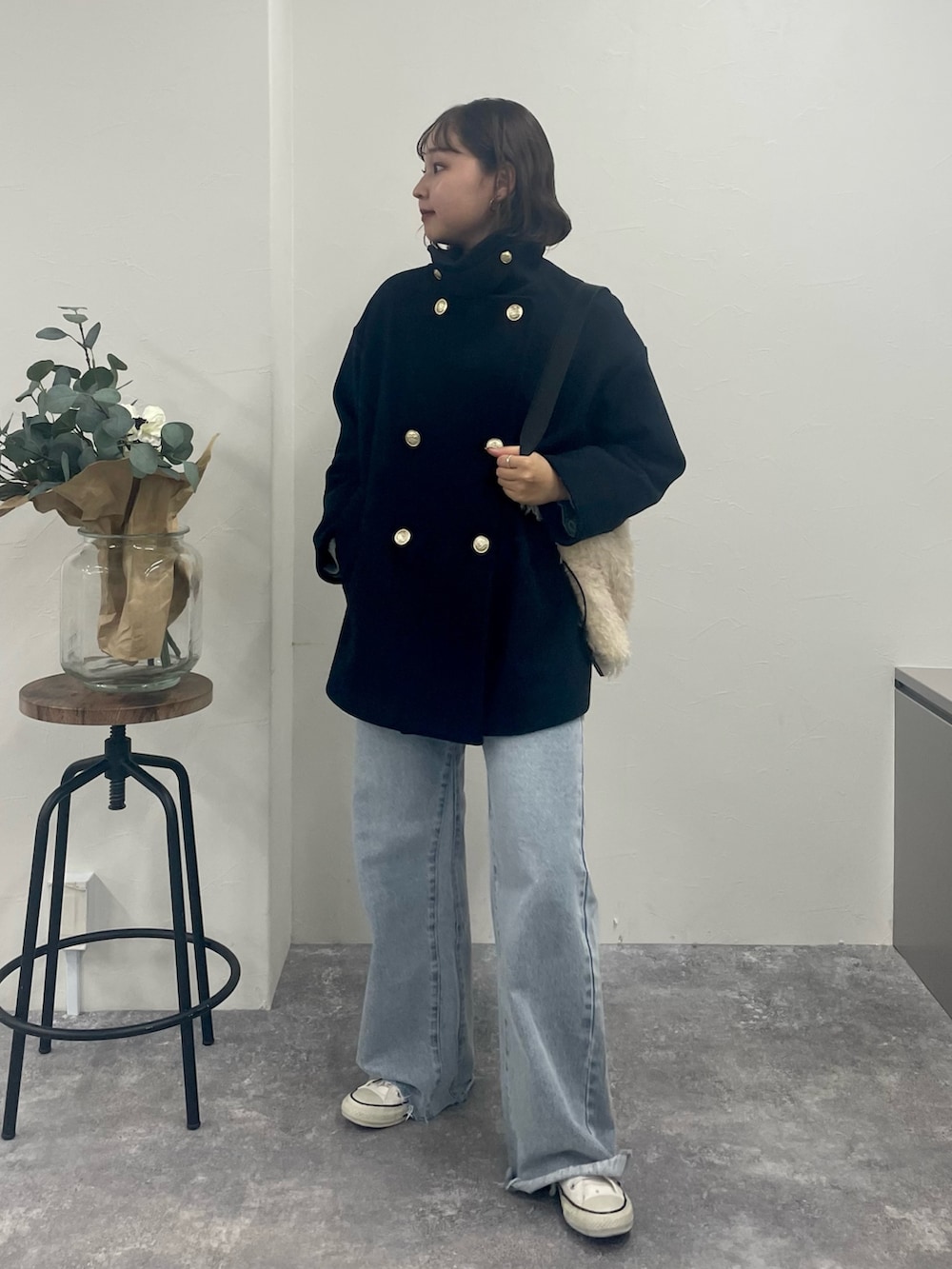 「冬コーデ、クリスマスに着たい服、休日スタイル、シンプルスタイル、シンプルコーデ、おでかけコーデ、アウター、コート、Pコート、クリスマス、デニム、デニムパンツ、冬アウター、スニーカー、スニーカーコーデ」｜「fredy emueのカットオフセミフレアデニムパンツ（デニムパンツ、ブルー系）」を使った、kurikiさん（レディース・160cm）の冬コーディネートの2枚目の写真