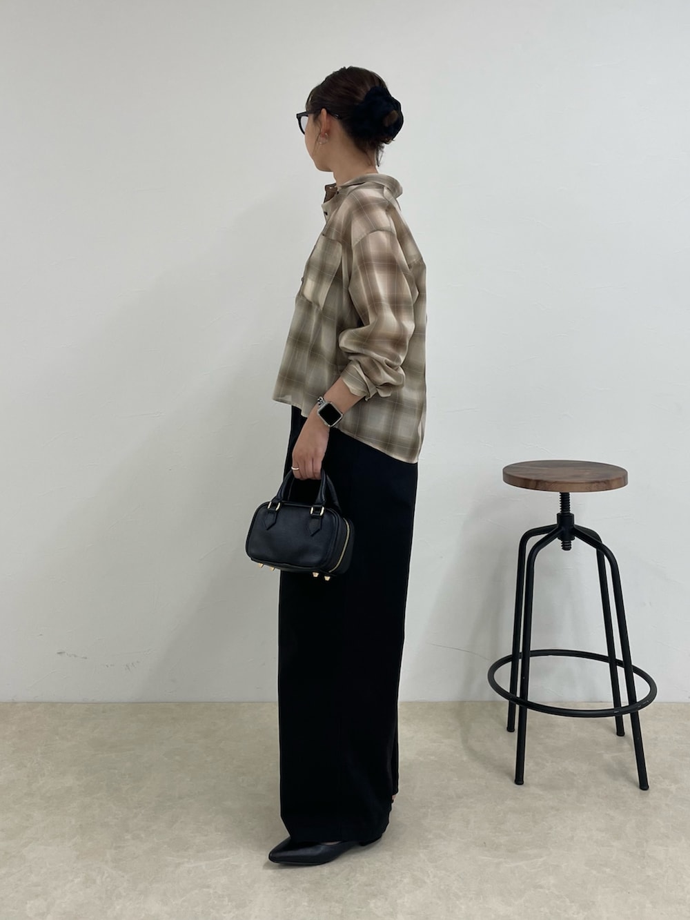 「シアー、シアートップス、シアーシャツ、チェック、チェックシャツ、チェック柄、秋コーデ、秋服準備はじめました、秋先取りコーデ、チノ、チノパン、チノパンツ、大人カジュアル、大人コーデ、シンプルコーデ」｜「fredy emueのオンブレーチェック柄クロップドシャツ（シャツ/ブラウス、ベージュ系）」を使った、kurikiさん（レディース・160cm）の夏コーディネートの2枚目の写真