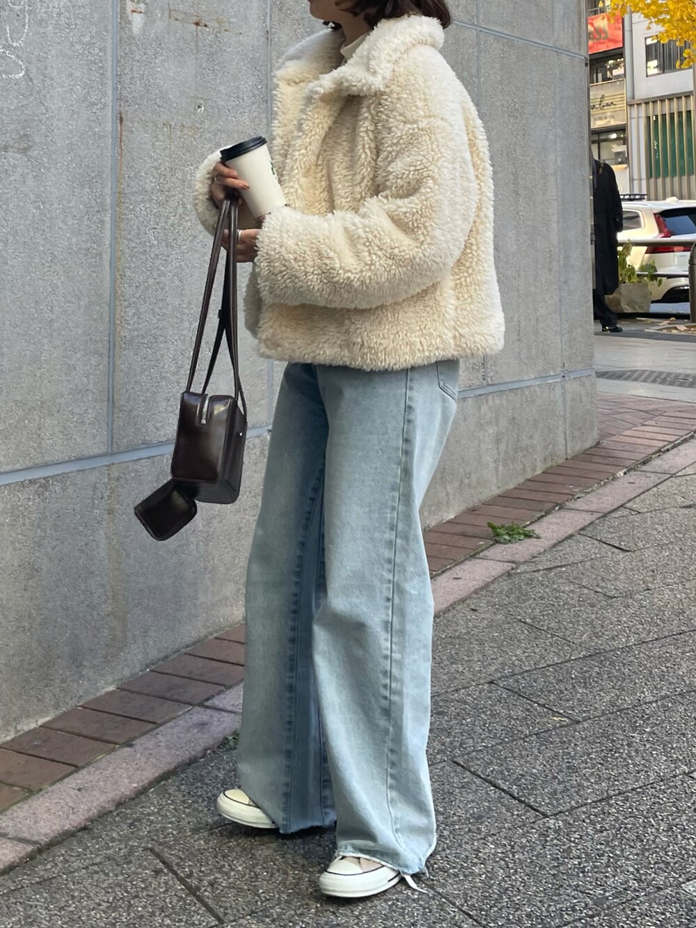 「冬コーデ、ホワイトコーデ、クリスマスに着たい服、マイベストコーデ2024、あったかコーデ、休日スタイル、スニーカーコーデ、ファーコート、ファー、デニム、デニムパンツ、カジュアル、カジュアルコーデ、アウター、アウターコーデ」｜「fredy emueのカットオフセミフレアデニムパンツ（デニムパンツ、ブルー系）」を使った、kurikiさん（レディース・160cm）の冬コーディネートの4枚目の写真