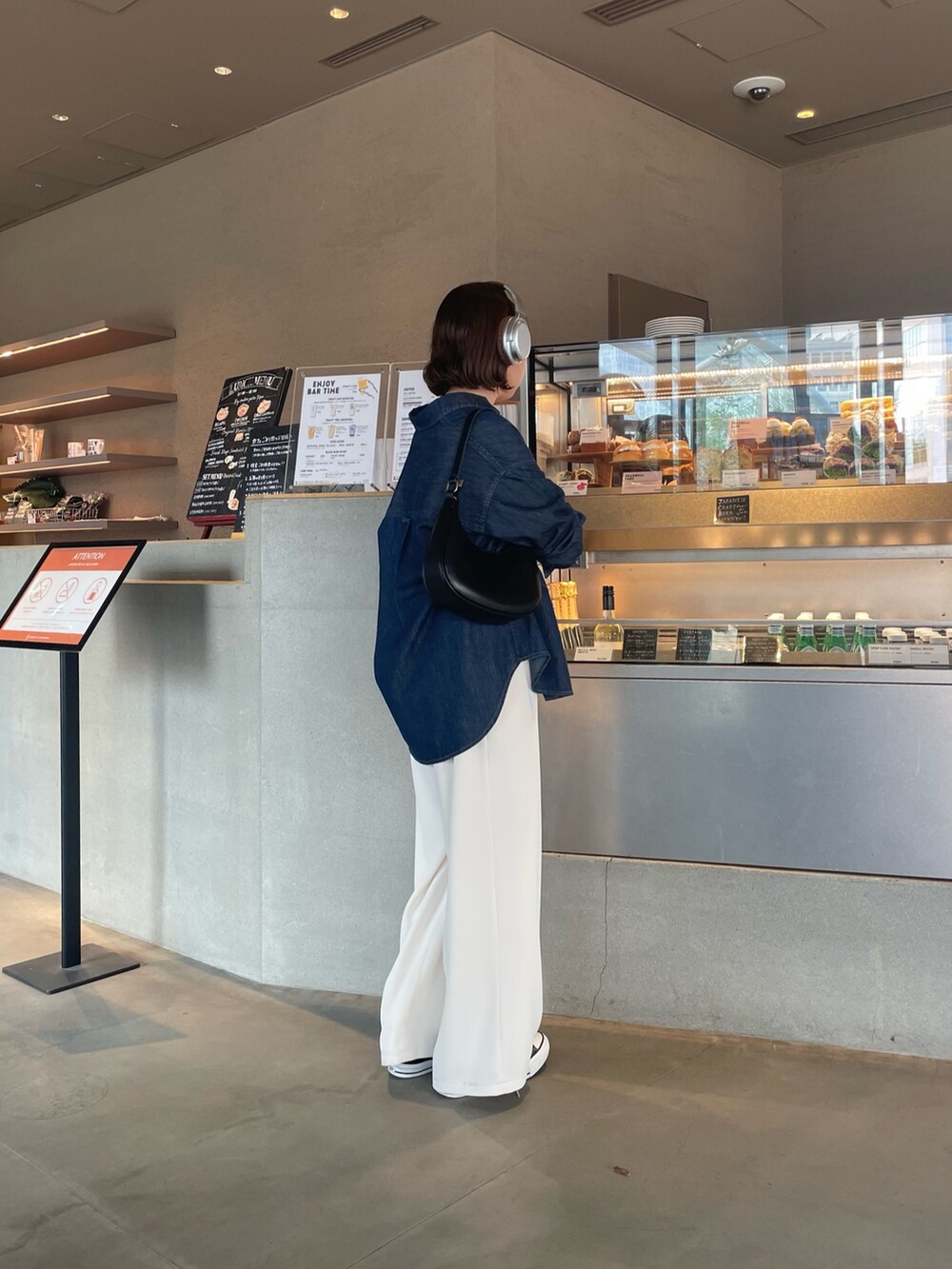ブルー系のシャツ/ブラウス、ホワイト系のその他パンツを着用したレディースの春コーディネートの4枚目の写真