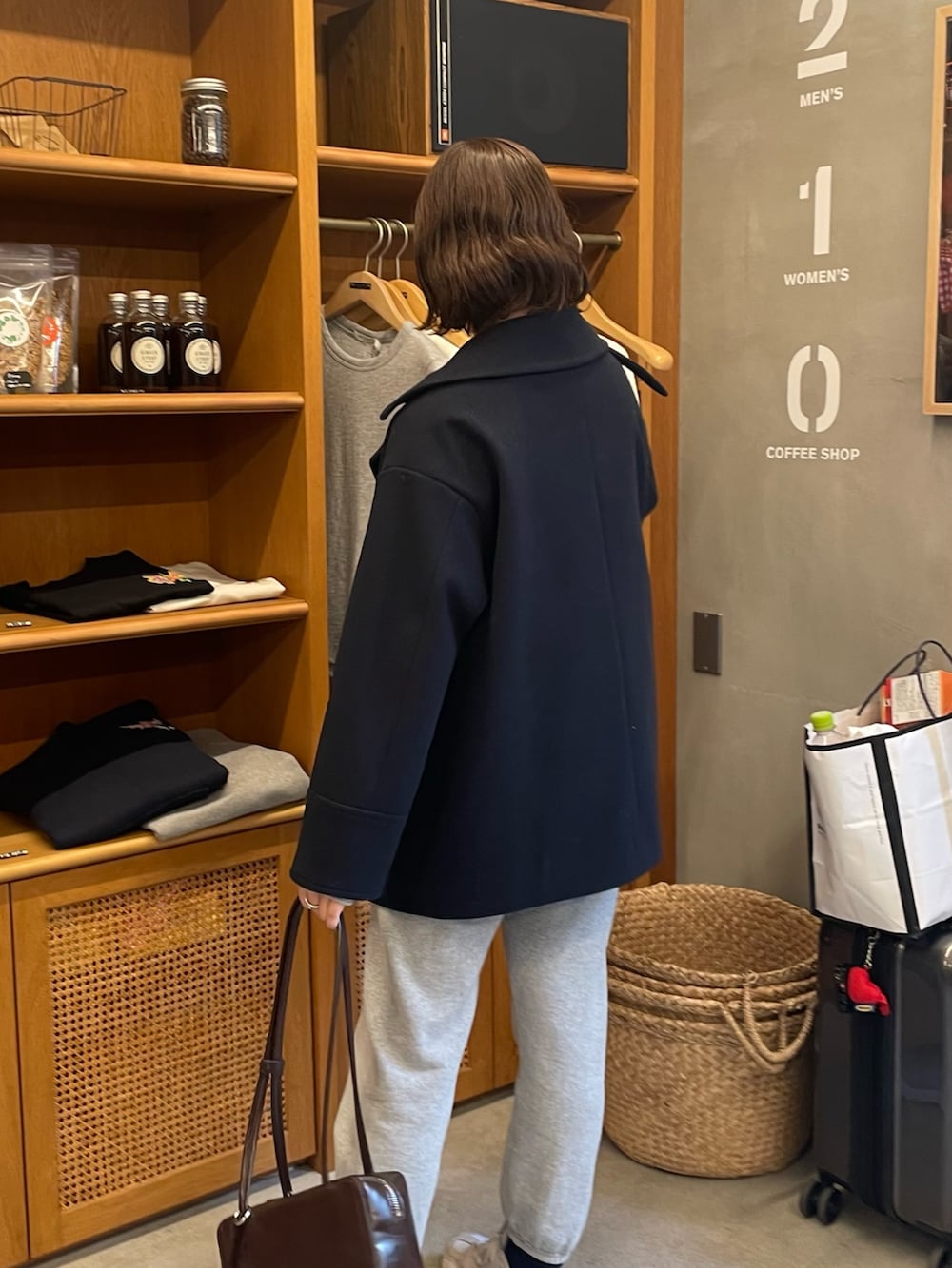 「冬コーデ、クリスマスに着たい服、マイベストコーデ2024、ニット、休日スタイル、冬アウター、アウター、アウターコーデ、Pコート、シンフルコーデ、シンプルスタイル、お出かけコーデ、スウェット、韓国ファッション、スニーカー」｜「fredy emueのウール混ミドル丈Pコート（ピーコート、ブルー系）」を使った、kurikiさん（レディース・160cm）の冬コーディネートの6枚目の写真