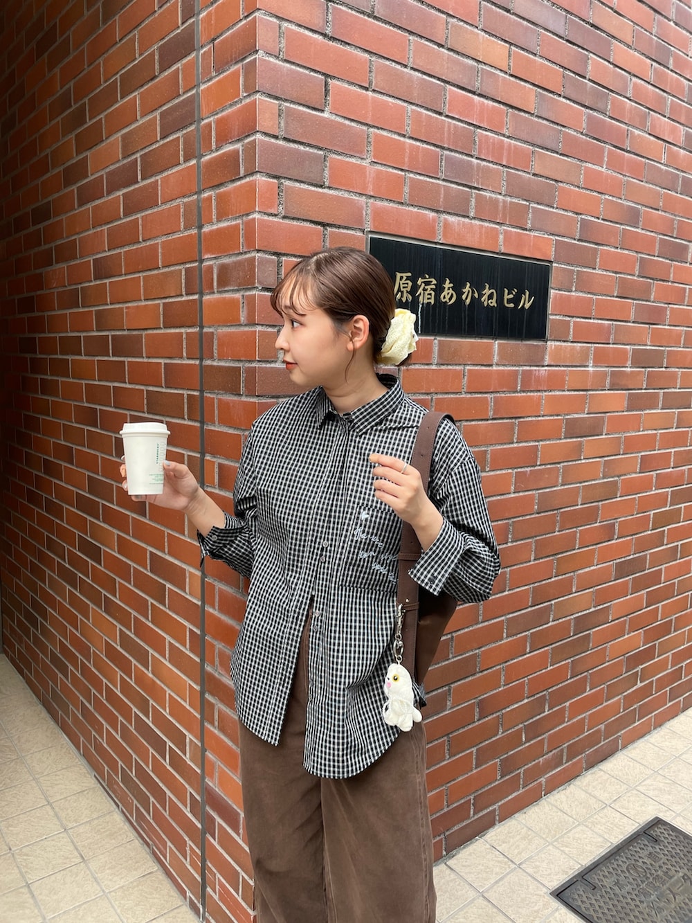 ブラック系のシャツ/ブラウス、ブラウン系のショルダーバッグを着用したレディースの秋コーディネートの2枚目の写真