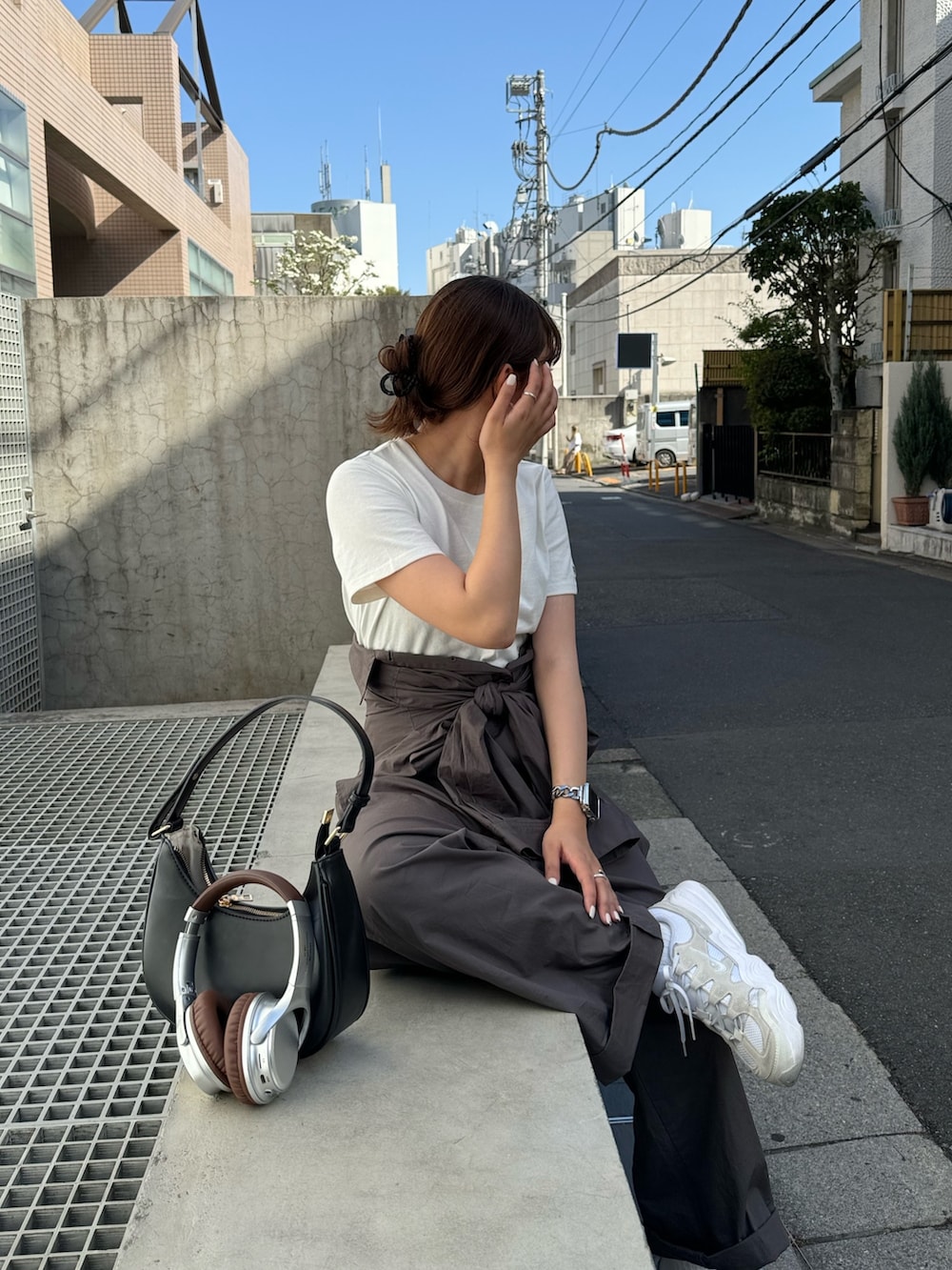 「オールインワン、春夏コーデ、腰巻きスタイル、カジュアル、カジュアルコーデ、夏コーデ、休日スタイル、スポーツミックス、シンプルコーデ、韓国ファッション、韓国コーデ、Tシャツ、Tシャツコーデ、スニーカーコーデ、アウトドアスタイル」｜「fredy emueのコットンオールインワン（つなぎ/オールインワン、グレー系）」を使った、kurikiさん（レディース・160cm）の春コーディネートの3枚目の写真