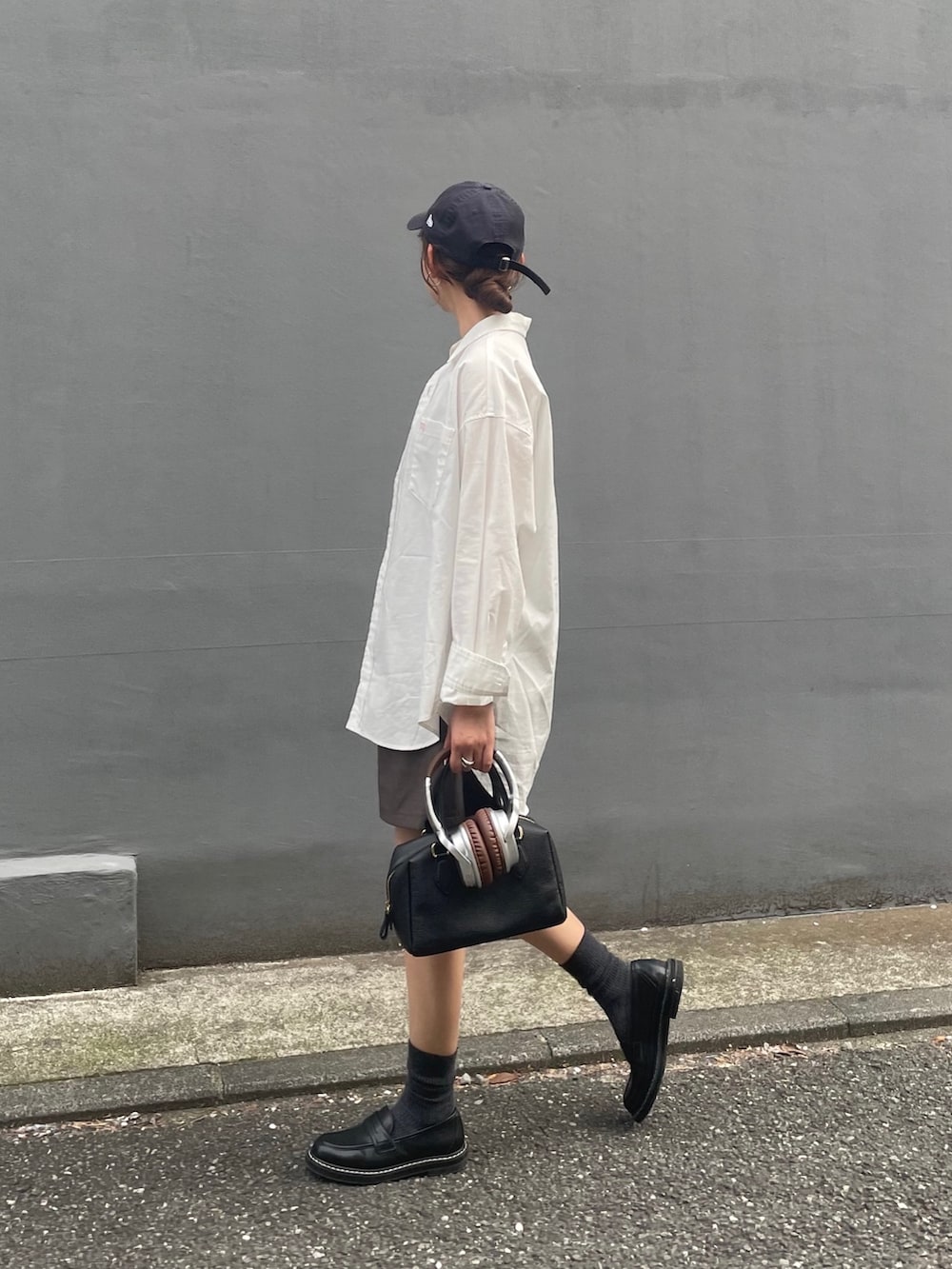 ホワイト系のシャツ/ブラウス、グレー系のその他パンツ、ブラック系のローファーを着用したレディースの春コーディネートの5枚目の写真