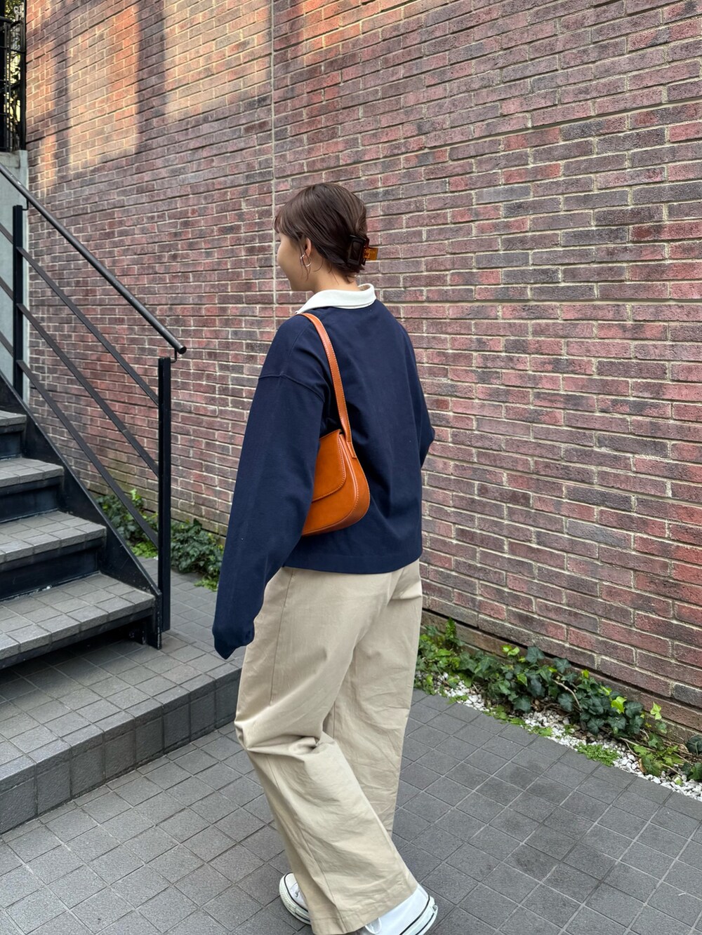 「fredy emueのチノタックパンツ（チノパンツ、ベージュ系）」を使った、kurikiさん（レディース・160cm）の春コーディネートの8枚目の写真