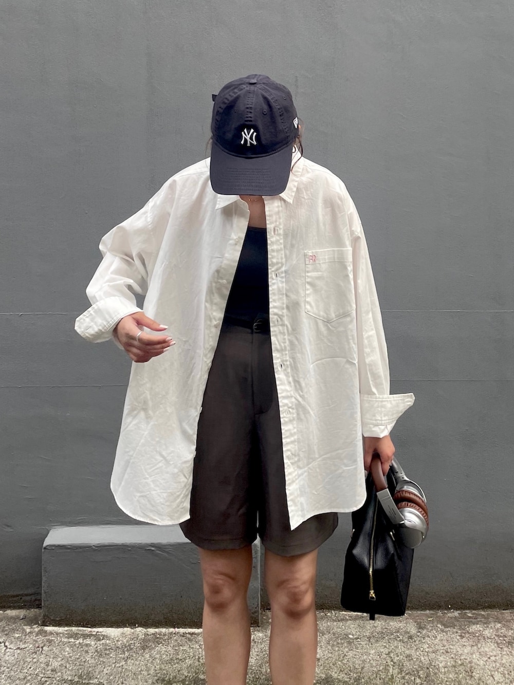 ホワイト系のシャツ/ブラウス、グレー系のその他パンツ、ブラック系のローファーを着用したレディースの春コーディネートの2枚目の写真
