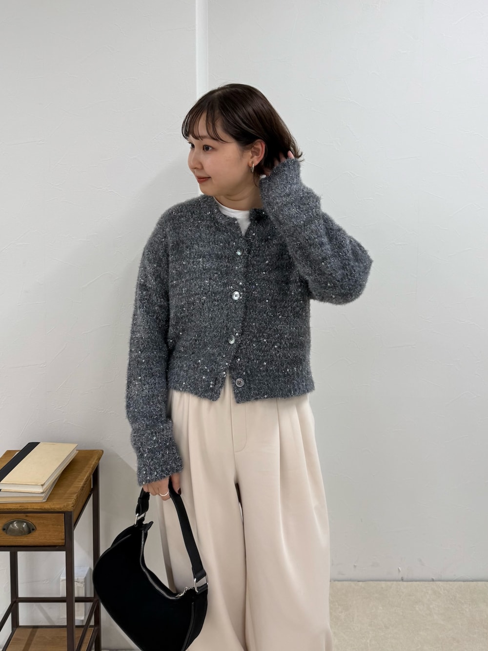 グレー系のカーディガン/ボレロ、ホワイト系のその他パンツを着用したレディースの秋コーディネートの5枚目の写真