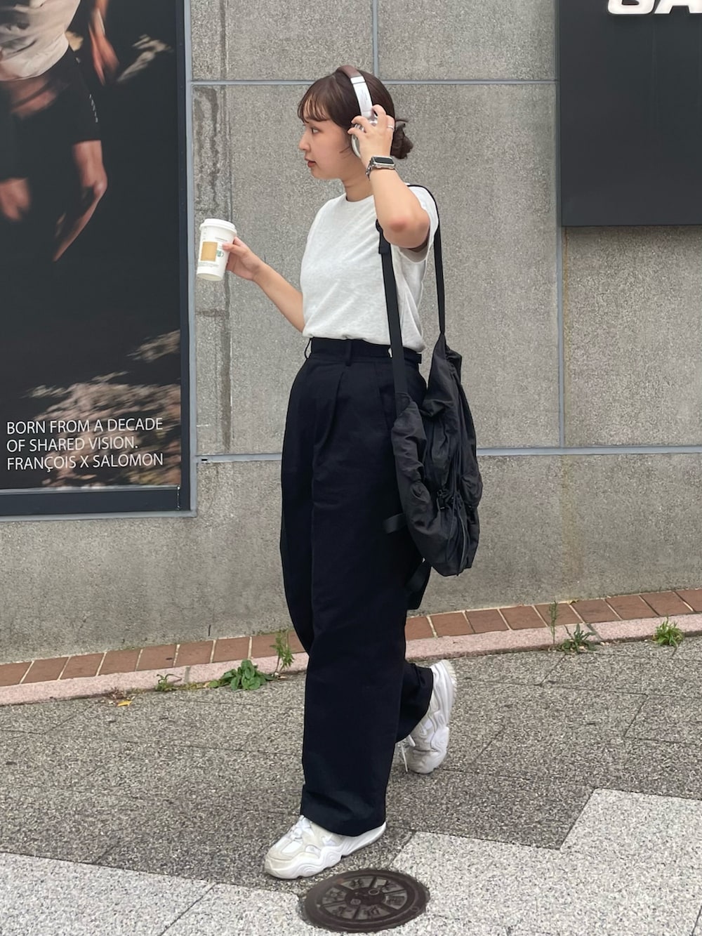 「お出かけコーデ、アツいコーデ全部見せ、秋服準備はじめました、スニーカー、チノパン、Tシャツ、モノトーン、シンプルコーデ、シンプル、秋服、スポーツミックス、カジュアルコーデ、リュック」｜「fredy emueのデニム / チノタックパンツ（チノパンツ、ブラック系）」を使った、kurikiさん（レディース・160cm）の夏コーディネートの3枚目の写真