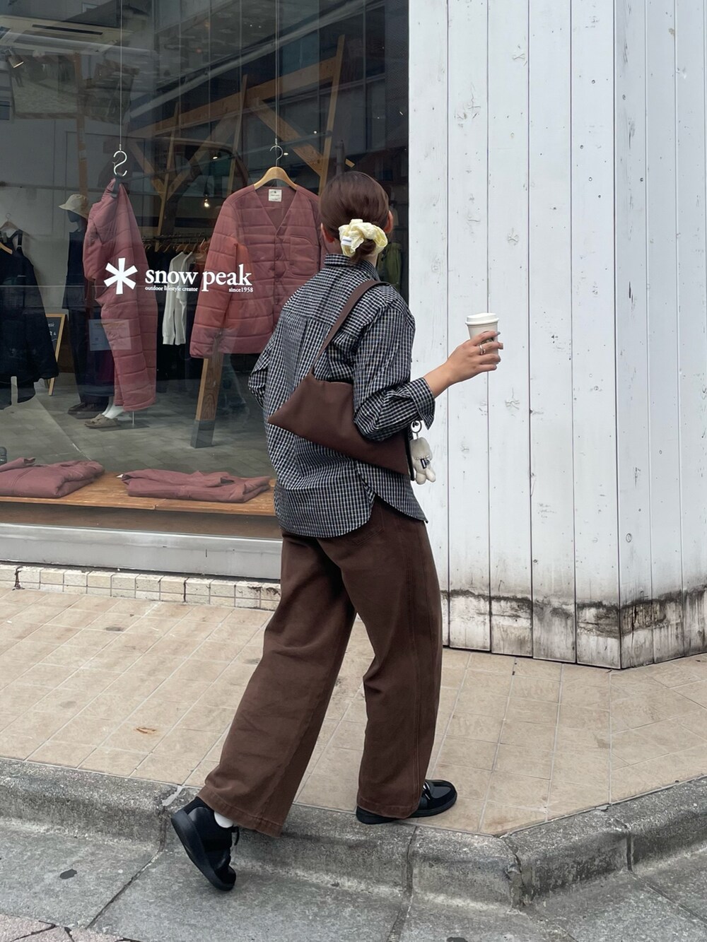 ブラック系のシャツ/ブラウス、ブラウン系のショルダーバッグを着用したレディースの秋コーディネートの3枚目の写真