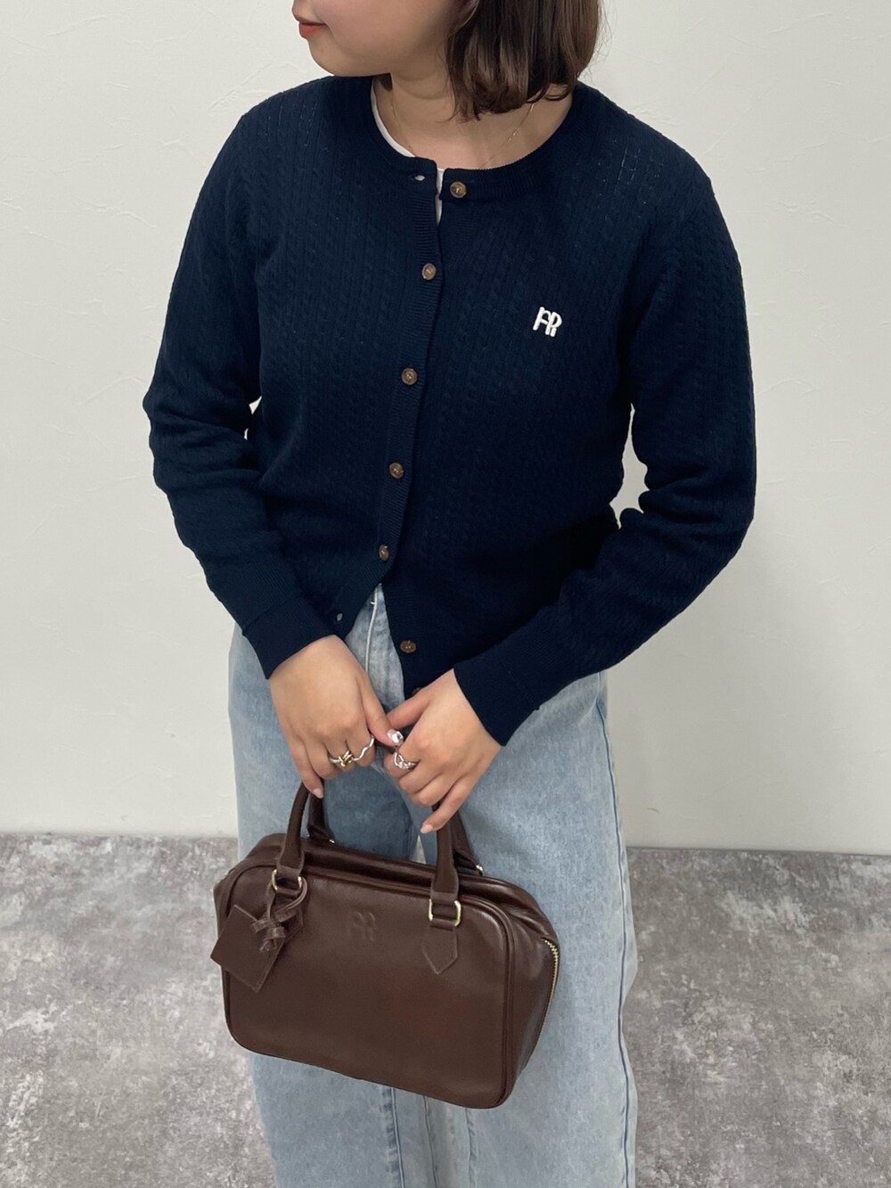 「シンプルスタイル、オトナ女子、大人ファッション、カジュアルスタイル、春、今日のコーデ、シンプル、はるコーデ、初春コーデ、韓国コーデ、カーディガン、デニム、デニムコーデ、スニーカー、スニーカーコーデ」｜「fredy emueのカットオフセミフレアデニムパンツ（デニムパンツ、ブルー系）」を使った、kurikiさん（レディース・160cm）の冬コーディネートの5枚目の写真