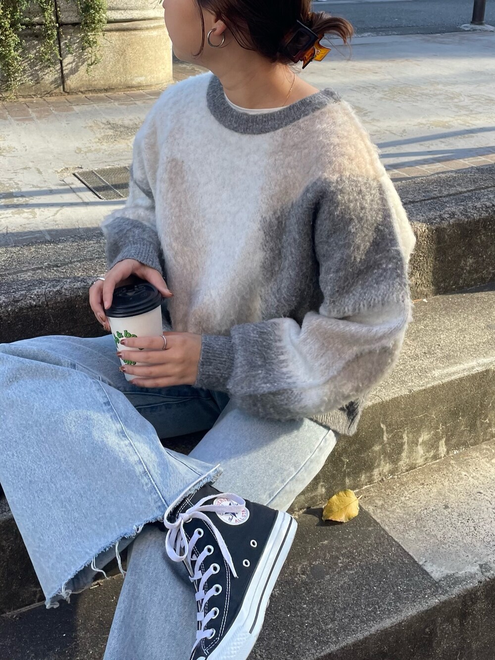 「オトナカジュアル、お出かけコーデ、シンプルコーデ、お正月・初詣コーデ、大人可愛い、ニットコーデ、グレー、冬服コーデ、オトナカワイイ、ワントーンコーデ、シンプル、デニムコーデ、冬服、スニーカーコーデ、着回しコーデ」｜「fredy emueのカットオフセミフレアデニムパンツ（デニムパンツ、ブルー系）」を使った、kurikiさん（レディース・160cm）の冬コーディネートの2枚目の写真