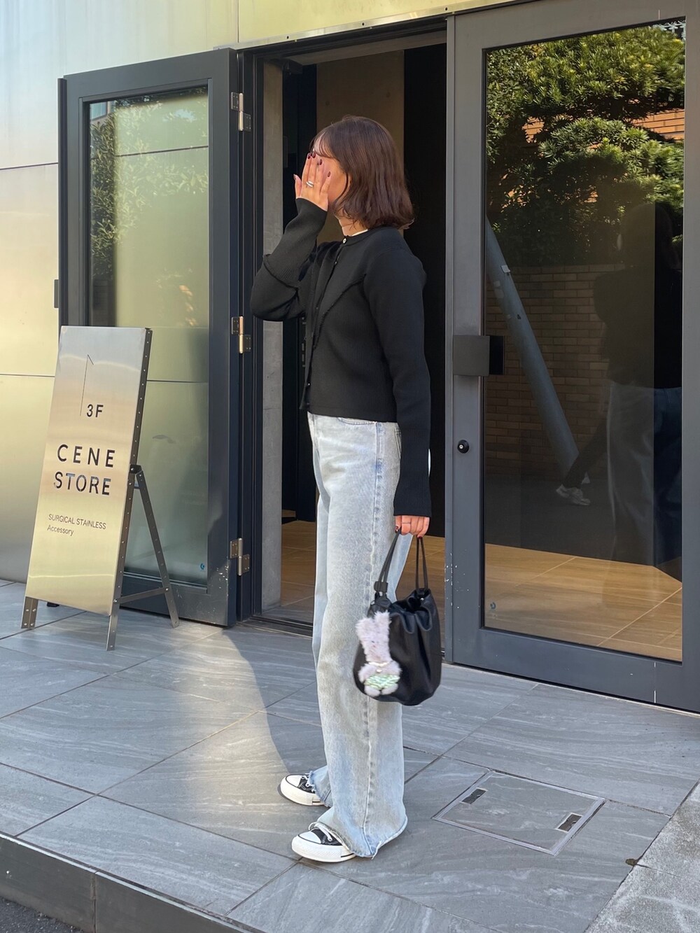「パンツコーデ、シンプル、オトナカジュアル、春先取り、大人コーデ、休日スタイル、モノトーン、デニムコーデ、ootd、ニットカーディガン、デニム、デニムパンツ、カーディガンコーデ、カーディガン、春コーデ」｜「fredy emueのカットオフセミフレアデニムパンツ（デニムパンツ、ブルー系）」を使った、kurikiさん（レディース・160cm）の冬コーディネートの6枚目の写真
