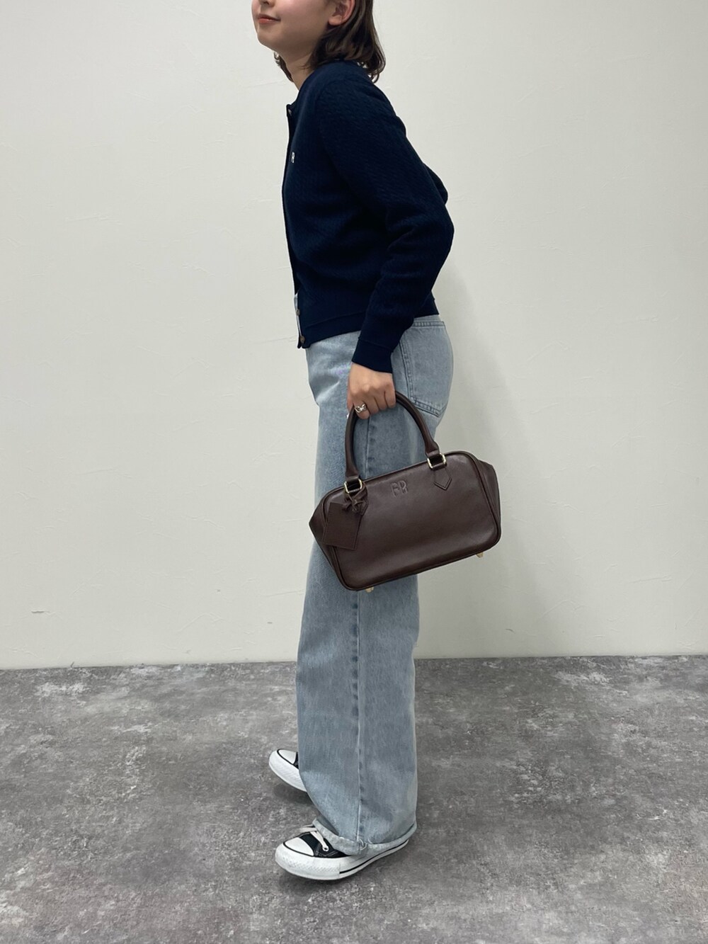 「シンプルスタイル、オトナ女子、大人ファッション、カジュアルスタイル、春、今日のコーデ、シンプル、はるコーデ、初春コーデ、韓国コーデ、カーディガン、デニム、デニムコーデ、スニーカー、スニーカーコーデ」｜「fredy emueのカットオフセミフレアデニムパンツ（デニムパンツ、ブルー系）」を使った、kurikiさん（レディース・160cm）の冬コーディネートの4枚目の写真