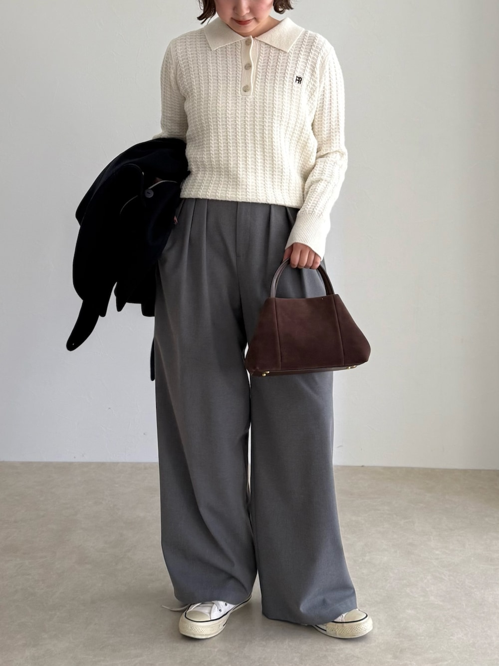 ブルー系のピーコート、グレー系のその他パンツ、ブラウン系のショルダーバッグを着用したレディースの秋コーディネートの5枚目の写真