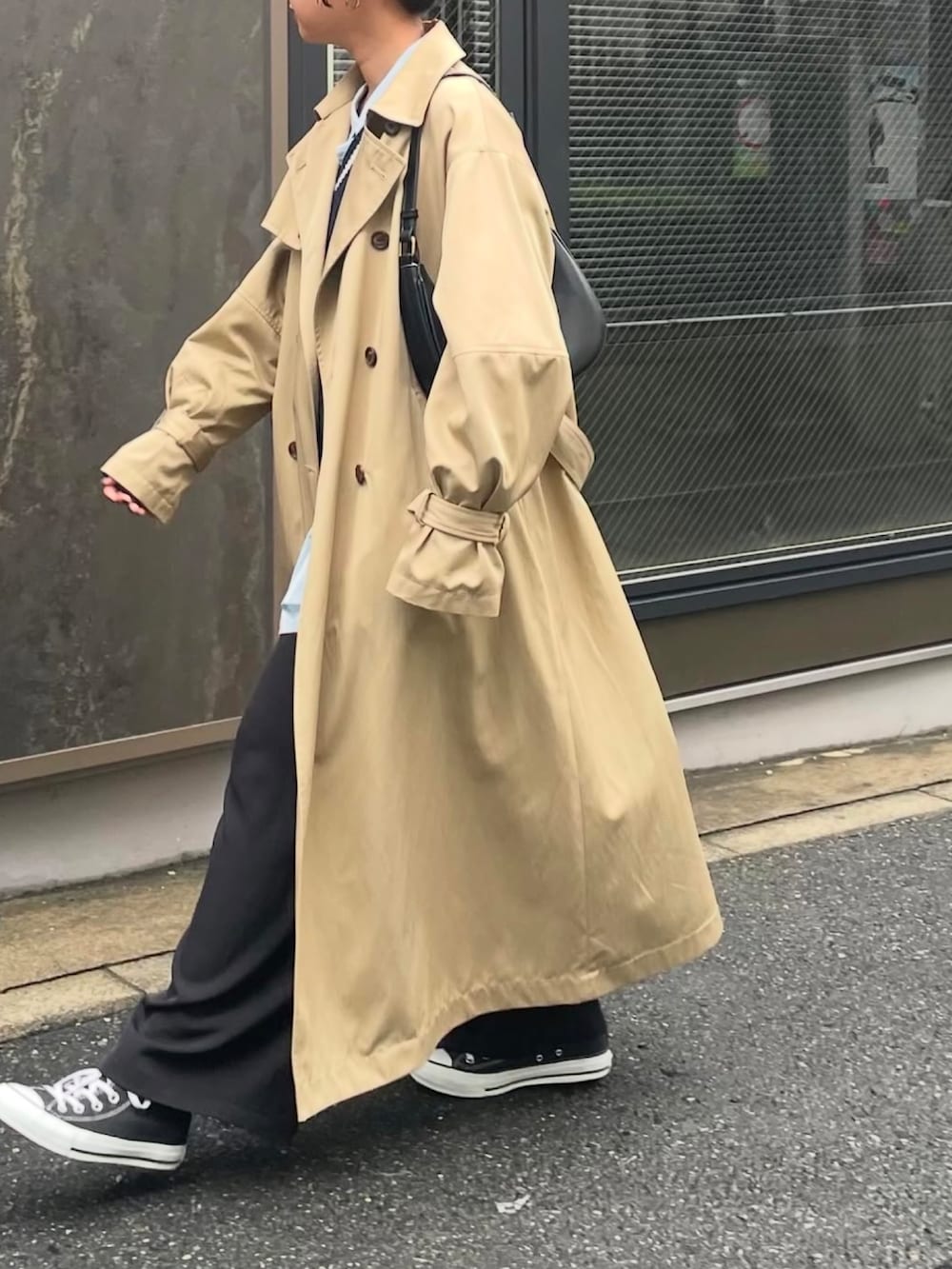 「トレンチコート、秋、秋コーデ、秋冬コーデ、秋服準備はじめました、秋服、秋先取りコーデ、コート、コートスタイル、韓国、韓国ファッション、韓国コーデ、シンプルコーデ、シンプルスタイル、シンプル」｜「fredy emueの【発売のたびに即完売する大人気アイテム】袖ボリュームトレンチコート（トレンチコート、ベージュ系）」を使った、kurikiさん（レディース・160cm）の夏コーディネートの7枚目の写真