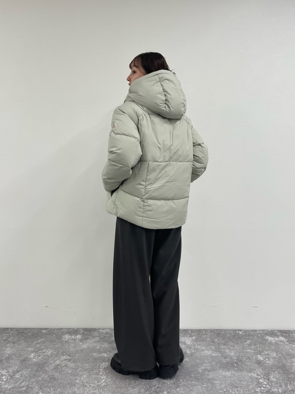 「fredy emueのメランジライクイージースラックス（スラックス、グレー系）」を使った、kurikiさん（レディース・160cm）の秋コーディネートの3枚目の写真