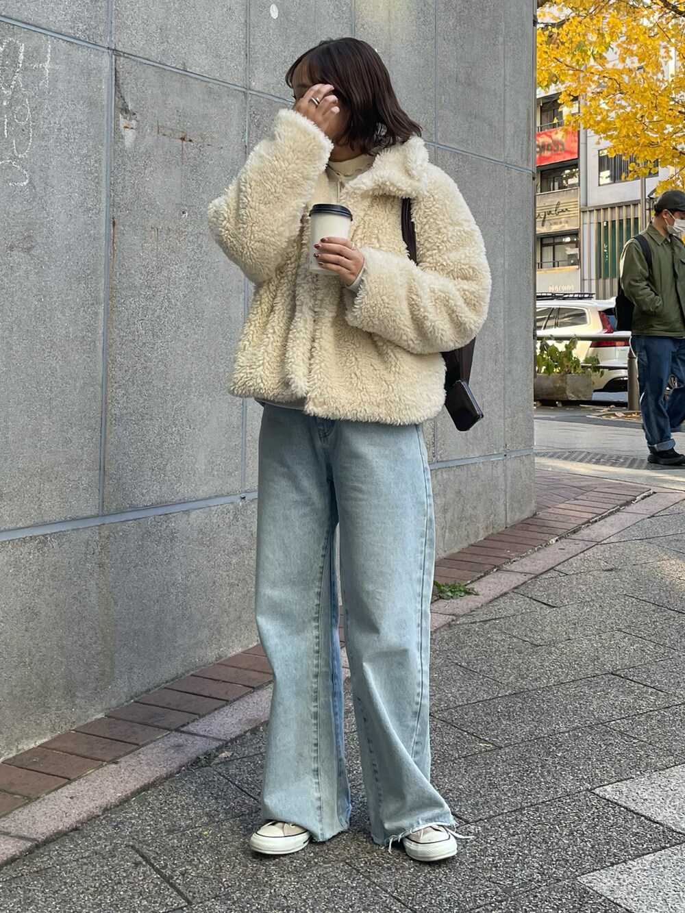 「冬コーデ、ホワイトコーデ、クリスマスに着たい服、マイベストコーデ2024、あったかコーデ、休日スタイル、スニーカーコーデ、ファーコート、ファー、デニム、デニムパンツ、カジュアル、カジュアルコーデ、アウター、アウターコーデ」｜「fredy emueのカットオフセミフレアデニムパンツ（デニムパンツ、ブルー系）」を使った、kurikiさん（レディース・160cm）の冬コーディネートの2枚目の写真