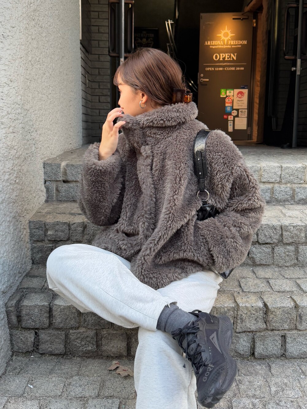 「冬アウター、シンプルコーデ、冬服コーデ、着回しコーデ、シンプル、冬服、スニーカーコーデ、シンプルスタイル、グレー、ワントーンコーデ、お出かけコーデ、大人可愛い、オトナカジュアル、ファーコート、カジュアルコーデ」｜「fredy emueのフェイクファーコート（ムートンコート、グレー系）」を使った、kurikiさん（レディース・160cm）の冬コーディネートの2枚目の写真