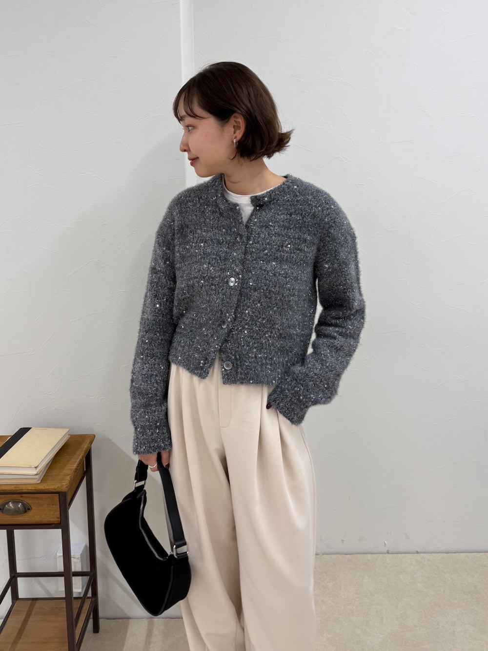 グレー系のカーディガン/ボレロ、ホワイト系のその他パンツを着用したレディースの秋コーディネートの3枚目の写真