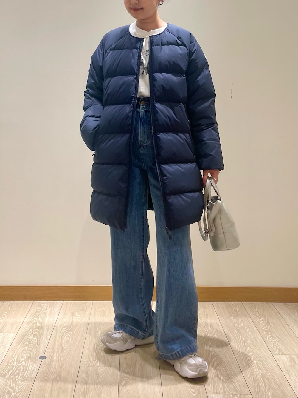 「秋冬コーデ、冬コーデ、アウター、ダウンジャケット、ダウン、ダウンコート、デニム、デニムパンツ、シンプル、休日スタイル、休日コーデ、着回しコーデ、おでかけコーデ、PYRENEX」｜「Pyrenexの【PYRENEX/ピレネックス】ARTNEY SOFT 3（ダウンジャケット/コート、ブルー系）」を使った、kurikiさん（レディース・160cm）の秋コーディネートの3枚目の写真