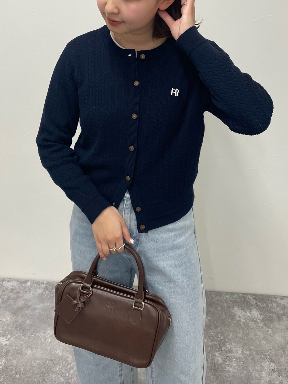 「シンプルスタイル、オトナ女子、大人ファッション、カジュアルスタイル、春、今日のコーデ、シンプル、はるコーデ、初春コーデ、韓国コーデ、カーディガン、デニム、デニムコーデ、スニーカー、スニーカーコーデ」｜「fredy emueのカットオフセミフレアデニムパンツ（デニムパンツ、ブルー系）」を使った、kurikiさん（レディース・160cm）の冬コーディネートの3枚目の写真