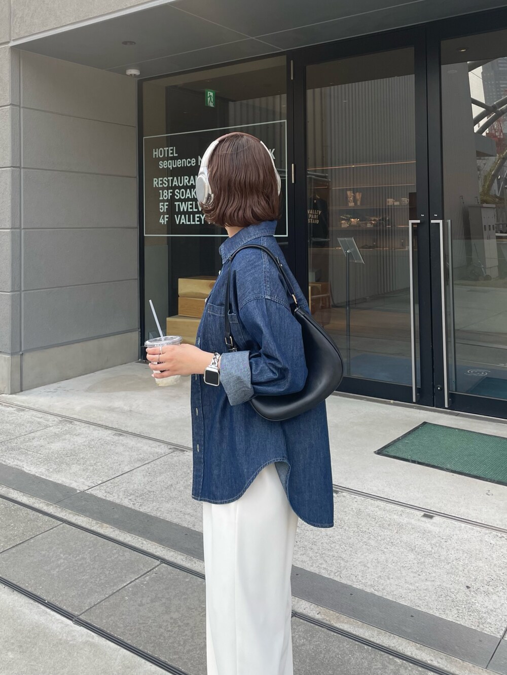 ブルー系のシャツ/ブラウス、ホワイト系のその他パンツを着用したレディースの春コーディネートの9枚目の写真