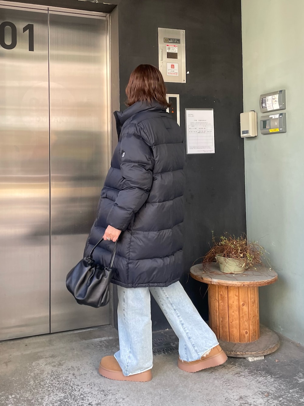 「休日スタイル、楽チンコーデ、冬服コーデ、大人女子、パンツスタイル、冬、今日のコーデ、着回しコーデ、デニム、ムートンブーツ、アウターコーデ、ニットコーデ、カジュアル、カジュアルコーデ、ダウン」｜「fredy emueのカットオフセミフレアデニムパンツ（デニムパンツ、ブルー系）」を使った、kurikiさん（レディース・160cm）の冬コーディネートの3枚目の写真