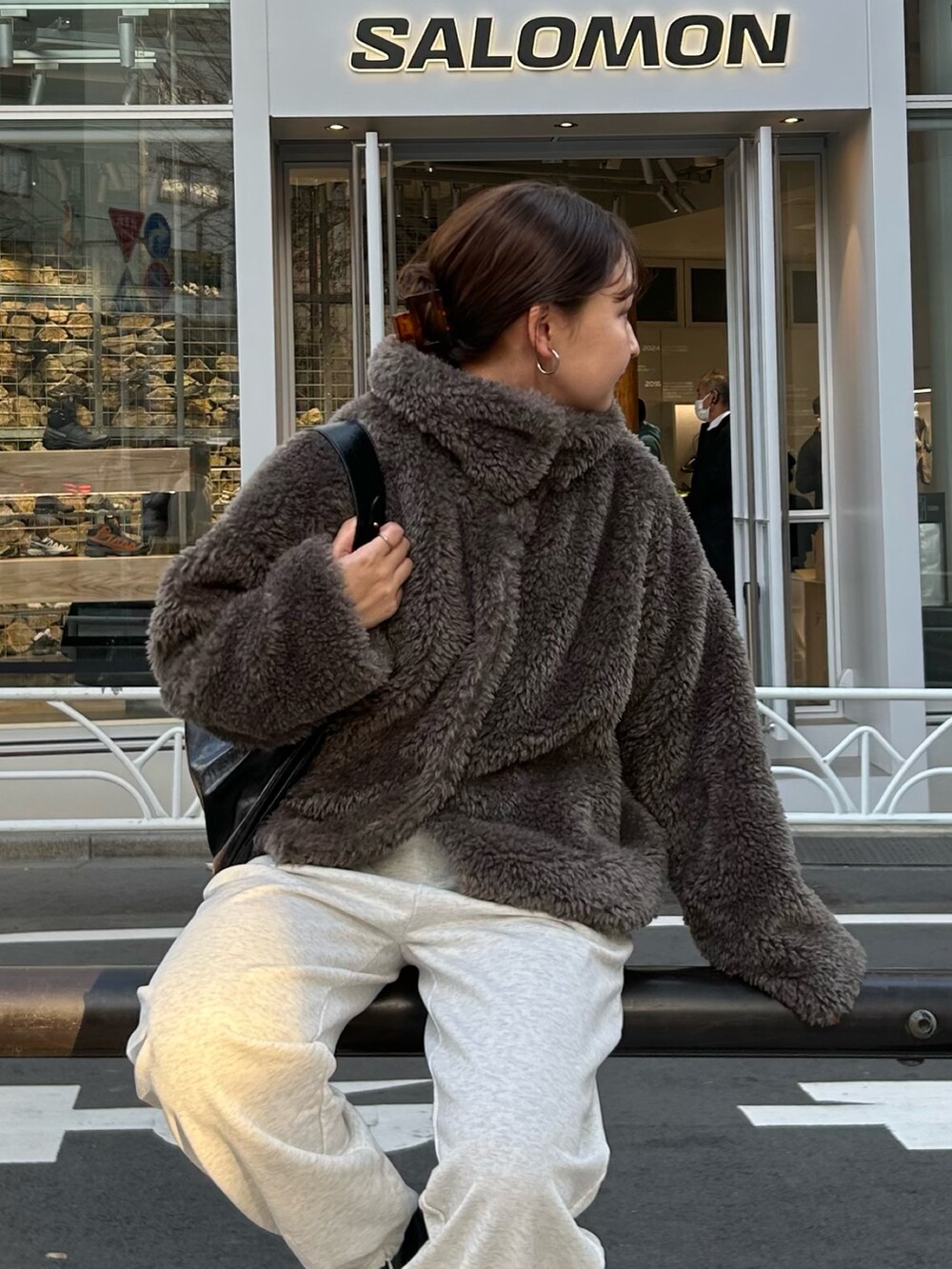 「冬アウター、シンプルコーデ、冬服コーデ、着回しコーデ、シンプル、冬服、スニーカーコーデ、シンプルスタイル、グレー、ワントーンコーデ、お出かけコーデ、大人可愛い、オトナカジュアル、ファーコート、カジュアルコーデ」｜「fredy emueのフェイクファーコート（ムートンコート、グレー系）」を使った、kurikiさん（レディース・160cm）の冬コーディネートの5枚目の写真