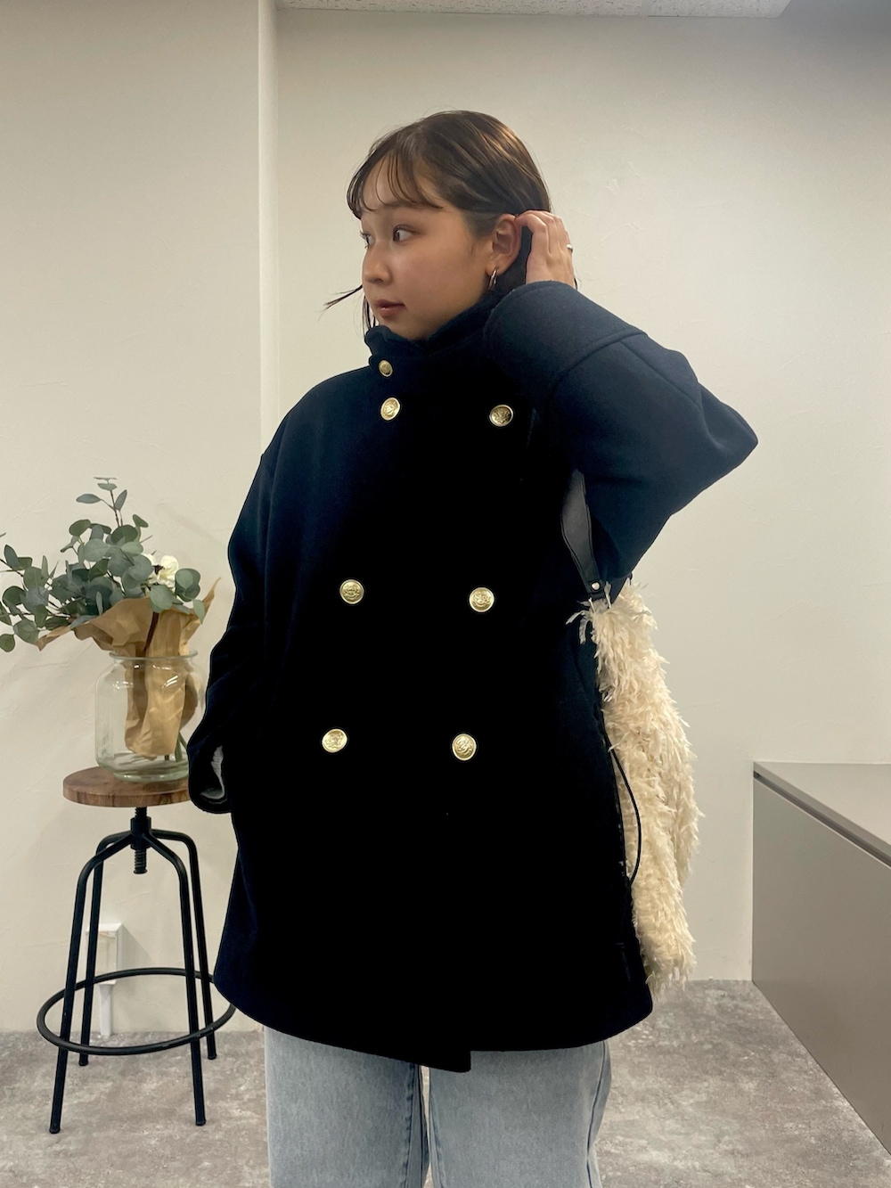 「冬コーデ、クリスマスに着たい服、休日スタイル、シンプルスタイル、シンプルコーデ、おでかけコーデ、アウター、コート、Pコート、クリスマス、デニム、デニムパンツ、冬アウター、スニーカー、スニーカーコーデ」｜「fredy emueのカットオフセミフレアデニムパンツ（デニムパンツ、ブルー系）」を使った、kurikiさん（レディース・160cm）の冬コーディネートの3枚目の写真