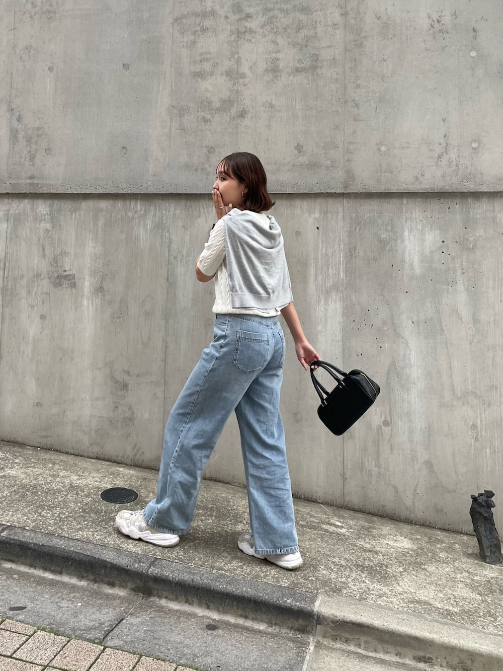 「春めき満開コーデ、春色、韓国ファッション、休日スタイル、デートコーデ、スニーカー、お出かけコーデ、大人カジュアル、大人ファッション、着回しコーデ、パンツスタイル、春カラー、春、ケーブルニット、夏コーデ」｜「fredy emueのFR刺繍ケーブル柄ポケ付きプルオーバー（ニット/セーター、ホワイト系）」を使った、kurikiさん（レディース・160cm）の春コーディネートの9枚目の写真