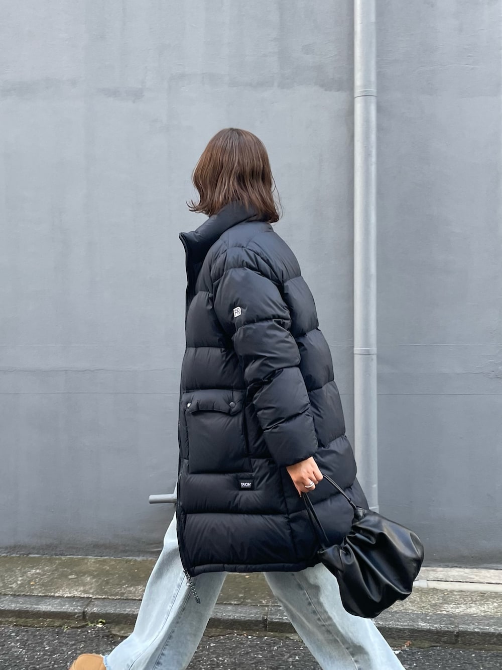 「休日スタイル、楽チンコーデ、冬服コーデ、大人女子、パンツスタイル、冬、今日のコーデ、着回しコーデ、デニム、ムートンブーツ、アウターコーデ、ニットコーデ、カジュアル、カジュアルコーデ、ダウン」｜「fredy emueのカットオフセミフレアデニムパンツ（デニムパンツ、ブルー系）」を使った、kurikiさん（レディース・160cm）の冬コーディネートの5枚目の写真