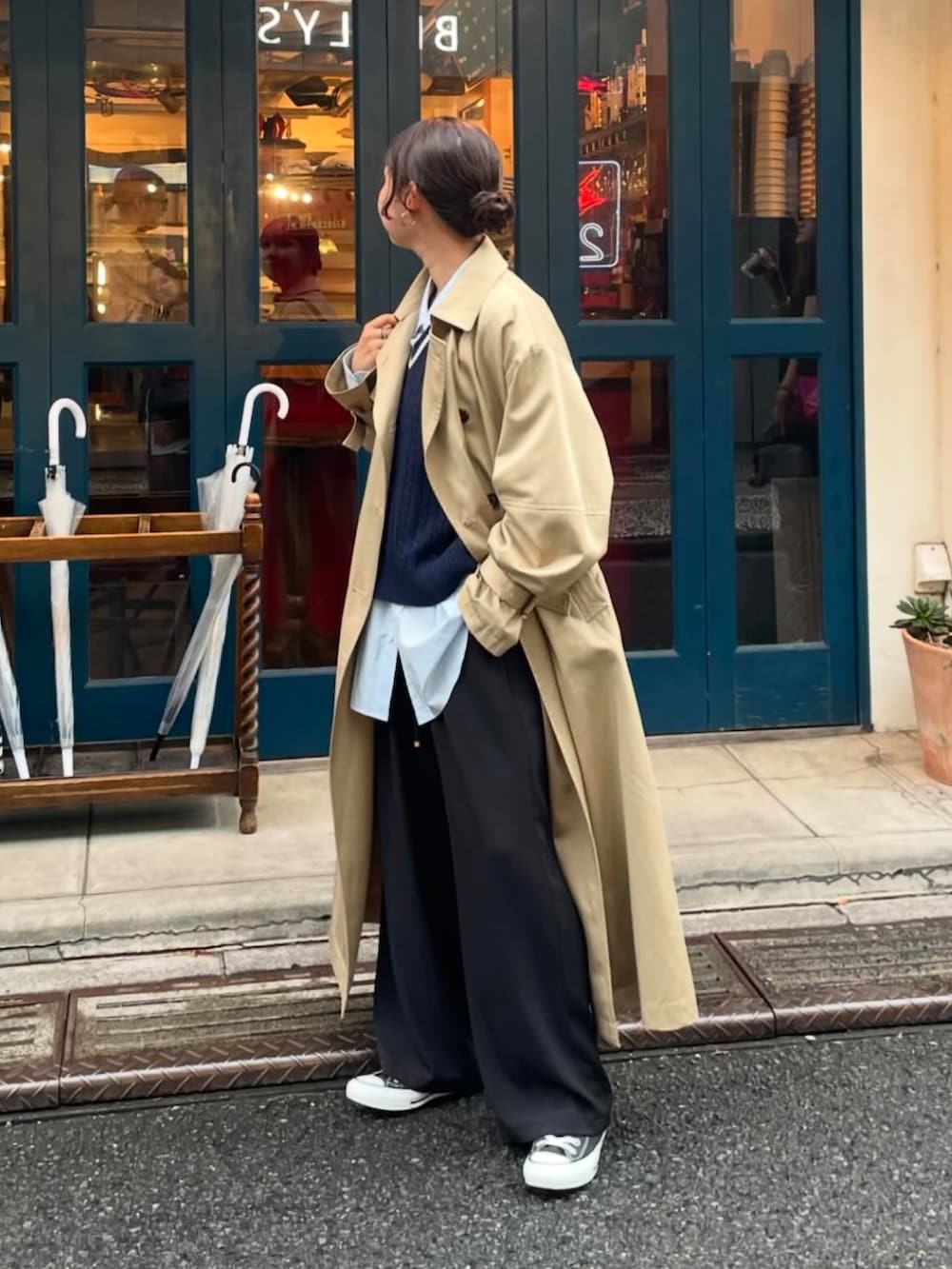 「トレンチコート、秋、秋コーデ、秋冬コーデ、秋服準備はじめました、秋服、秋先取りコーデ、コート、コートスタイル、韓国、韓国ファッション、韓国コーデ、シンプルコーデ、シンプルスタイル、シンプル」｜「fredy emueの【発売のたびに即完売する大人気アイテム】袖ボリュームトレンチコート（トレンチコート、ベージュ系）」を使った、kurikiさん（レディース・160cm）の夏コーディネートの5枚目の写真