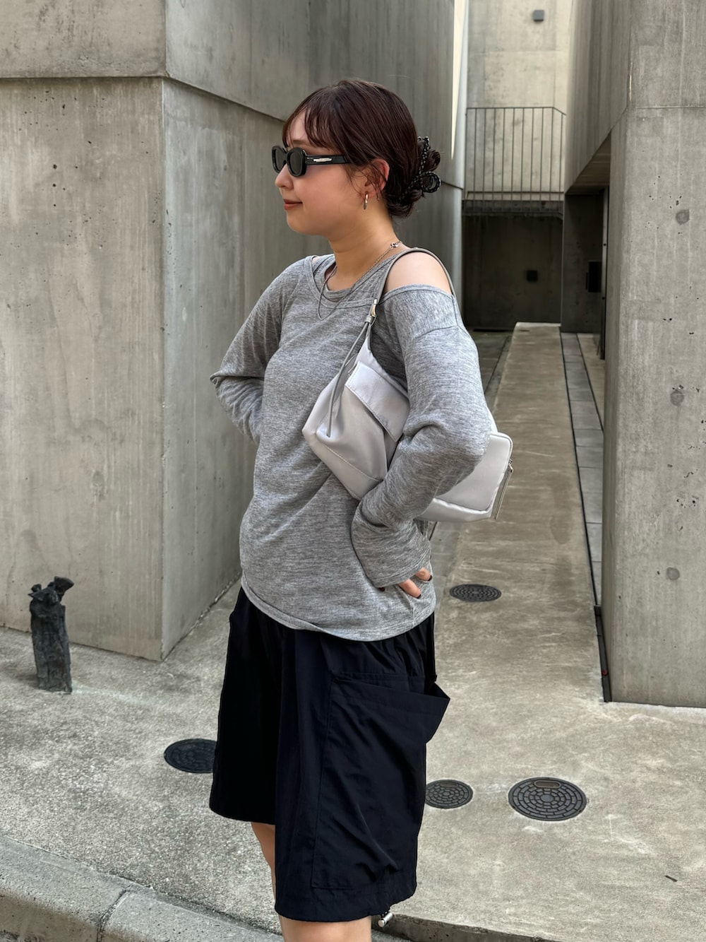 「秋服準備はじめました、お出かけコーデ、レイヤードスタイル、スポーツミックス、休日スタイル、スニーカー、ハーフパンツ、韓国ファッション、モノトーン、モノトーンコーデ、秋コーデ、ショルダーバッグ、サングラス、秋服、シンプルコーデ」｜「fredy emueの2ポケットワンハンドルバッグ（ハンドバッグ、シルバー系）」を使った、kurikiさん（レディース・160cm）の夏コーディネートの3枚目の写真