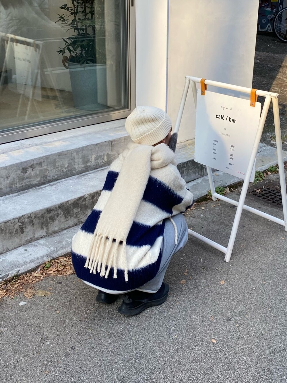 グレー系のスウェットパンツ、ホワイト系のマフラーを着用したレディースの冬コーディネートの2枚目の写真