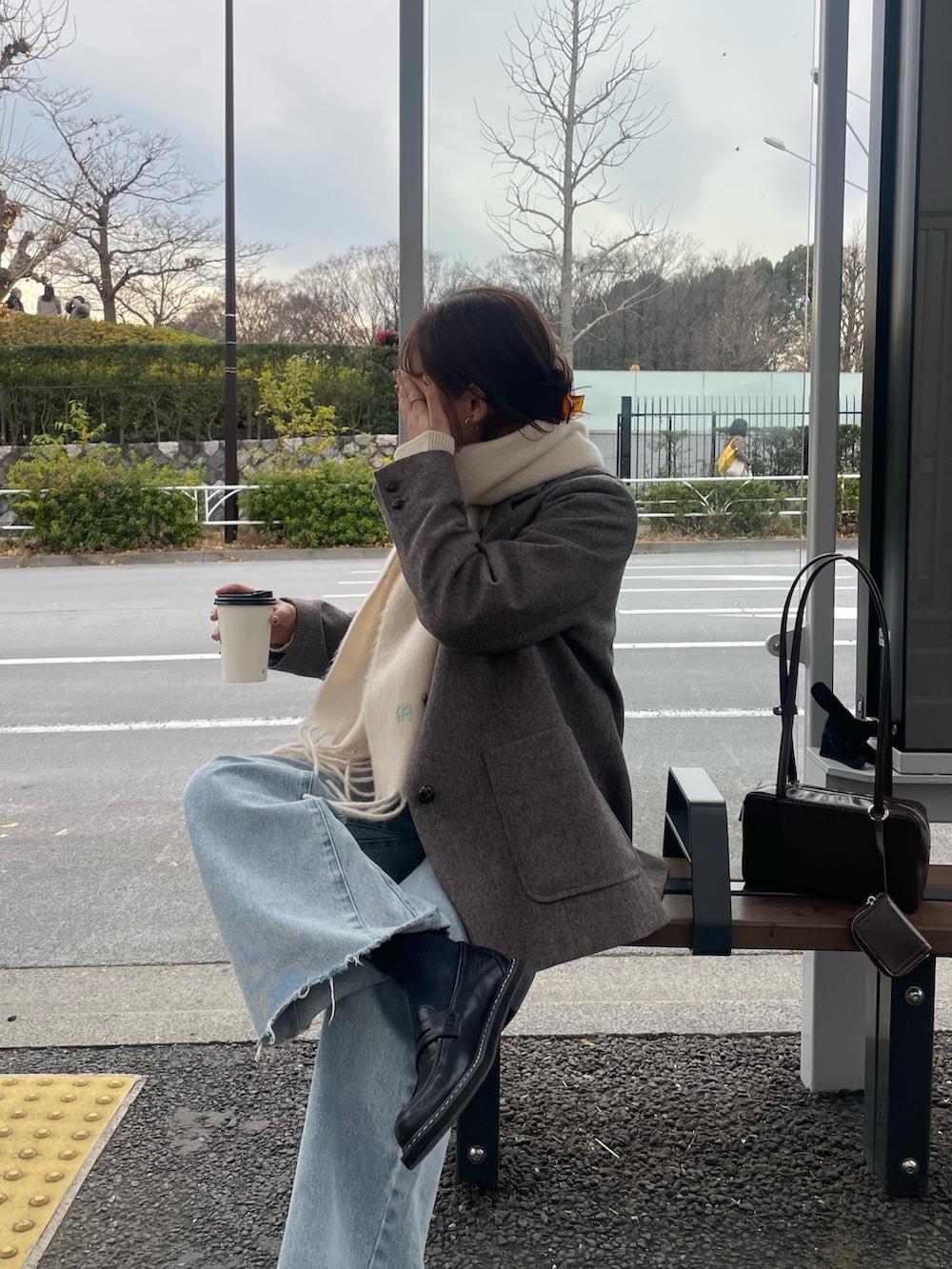 「冬アウター、オトナカジュアル、お出かけコーデ、大人可愛い、お正月・初詣コーデ、シンプルコーデ、冬服コーデ、オトナカワイイ、ワントーンコーデ、シンプル、マイベストコーデ2024、デニムコーデ、冬服、着回しコーデ、マフラー」｜「fredy emueのツィードオーバージャケット（テーラードジャケット、ブラウン系）」を使った、kurikiさん（レディース・160cm）の冬コーディネートの3枚目の写真