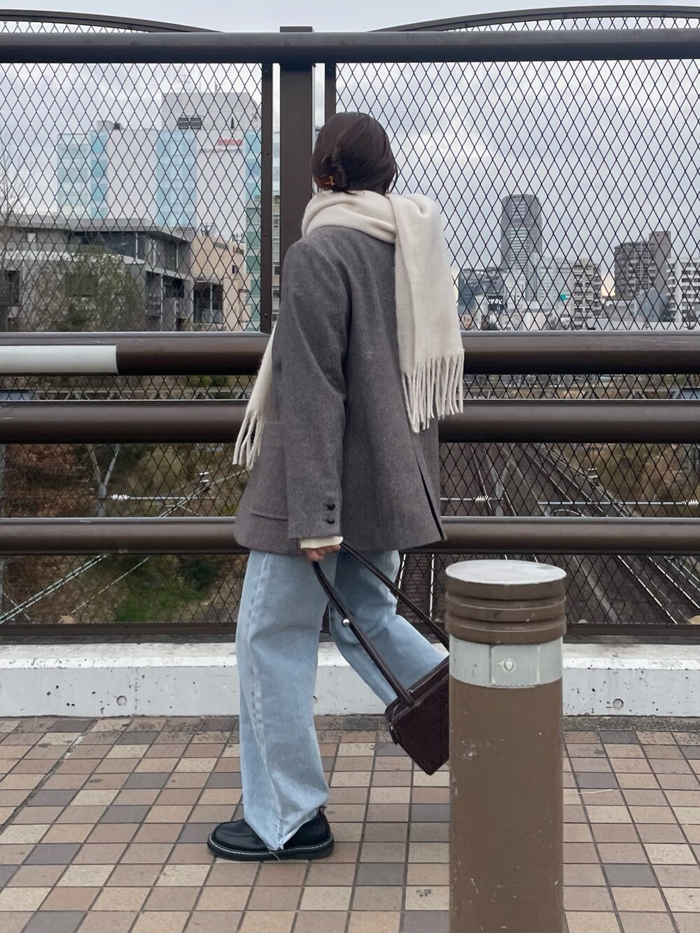 「冬アウター、オトナカジュアル、お出かけコーデ、大人可愛い、お正月・初詣コーデ、シンプルコーデ、冬服コーデ、オトナカワイイ、ワントーンコーデ、シンプル、マイベストコーデ2024、デニムコーデ、冬服、着回しコーデ、マフラー」｜「fredy emueのツィードオーバージャケット（テーラードジャケット、ブラウン系）」を使った、kurikiさん（レディース・160cm）の冬コーディネートの5枚目の写真