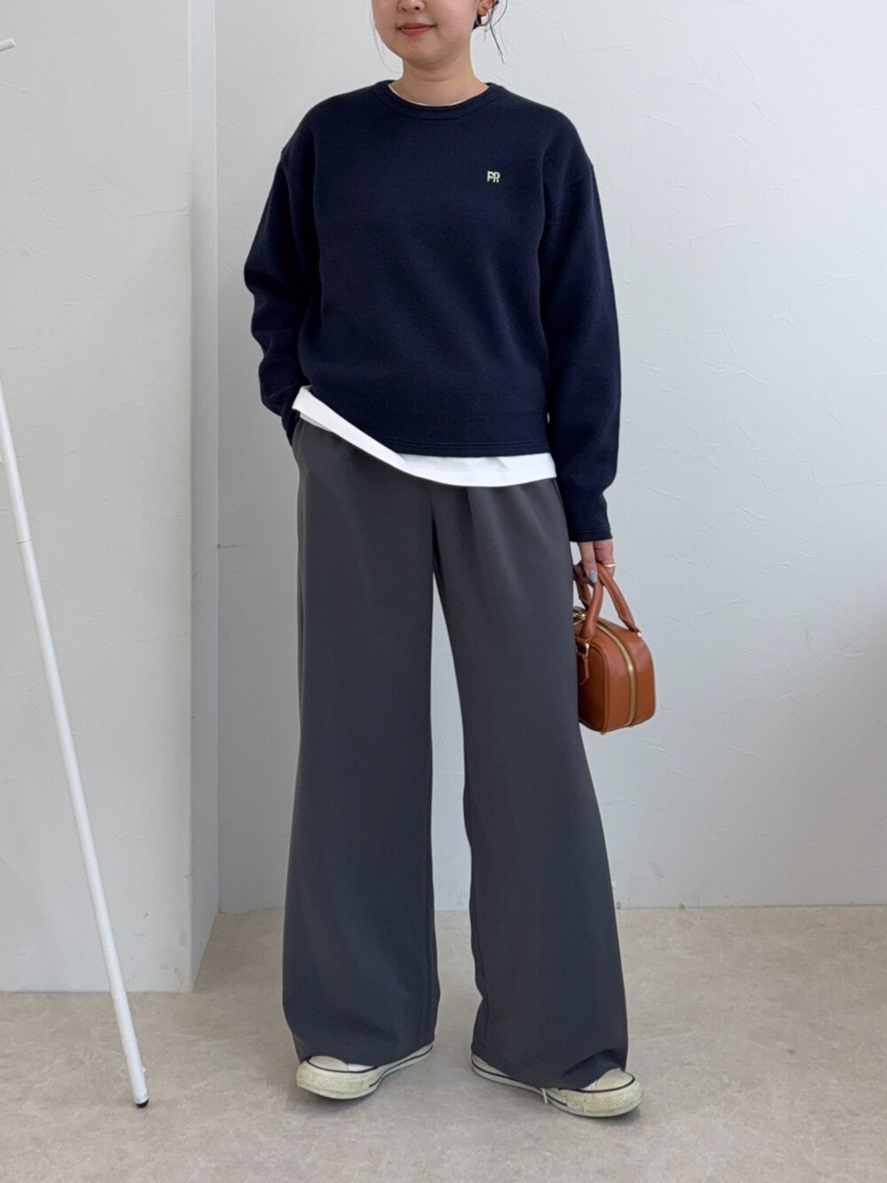 ブルー系のニット/セーター、グレー系のその他パンツ、イエロー系のショルダーバッグを着用したレディースの秋コーディネートの5枚目の写真